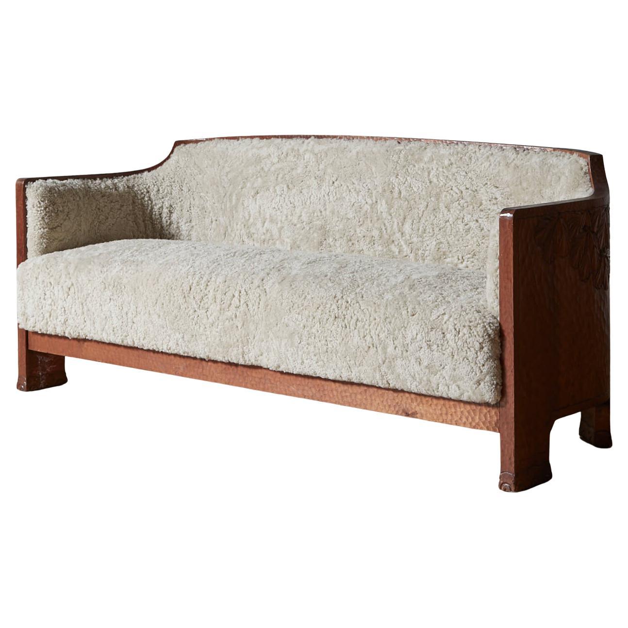 Sehr seltenes geschnitztes Otto Wretling Sofa mit Shearling im Angebot