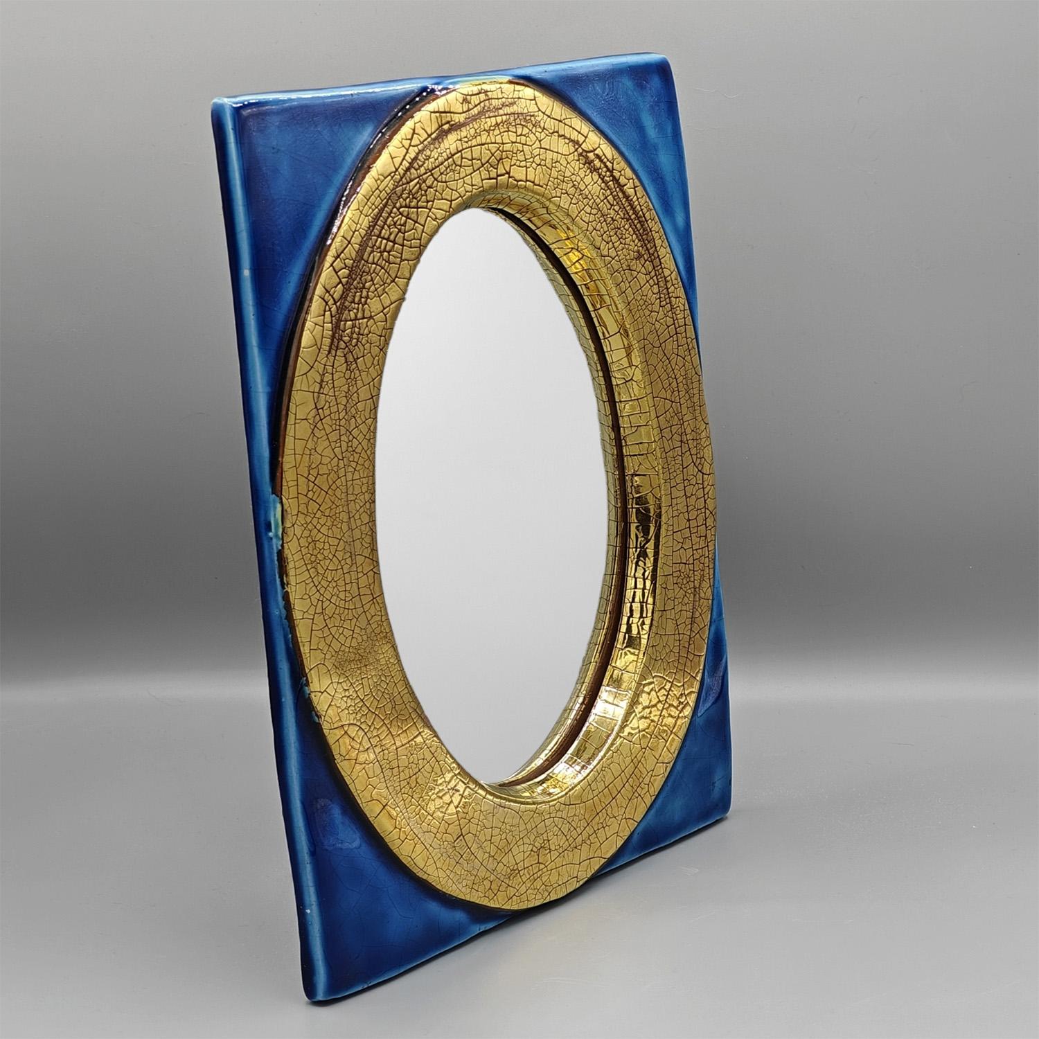 Magnifique et très rare miroir de la céramiste française Mithé Espelt. Cette artiste, née en 1923 et morte en 2020, originaire de la Camargue, en France, a su produire tout au long de sa vie une multitude de pièces : des bijoux , des coffrets à