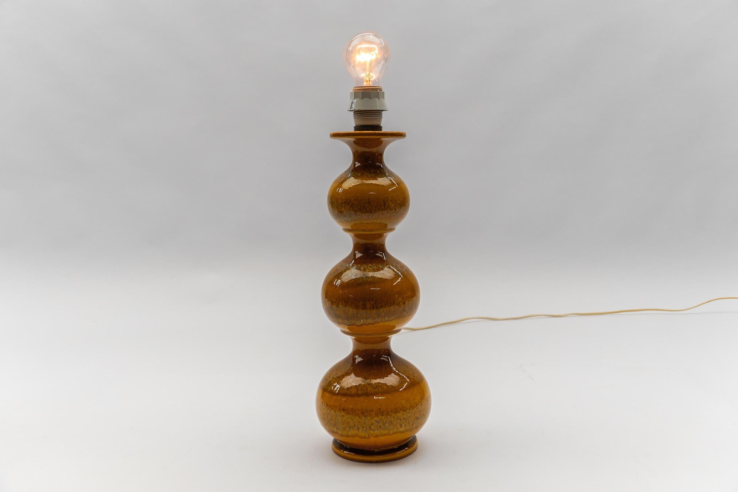 Allemand Très rare base de lampe de table en céramique Kaiser Leuchten Allemagne années 1960 en vente