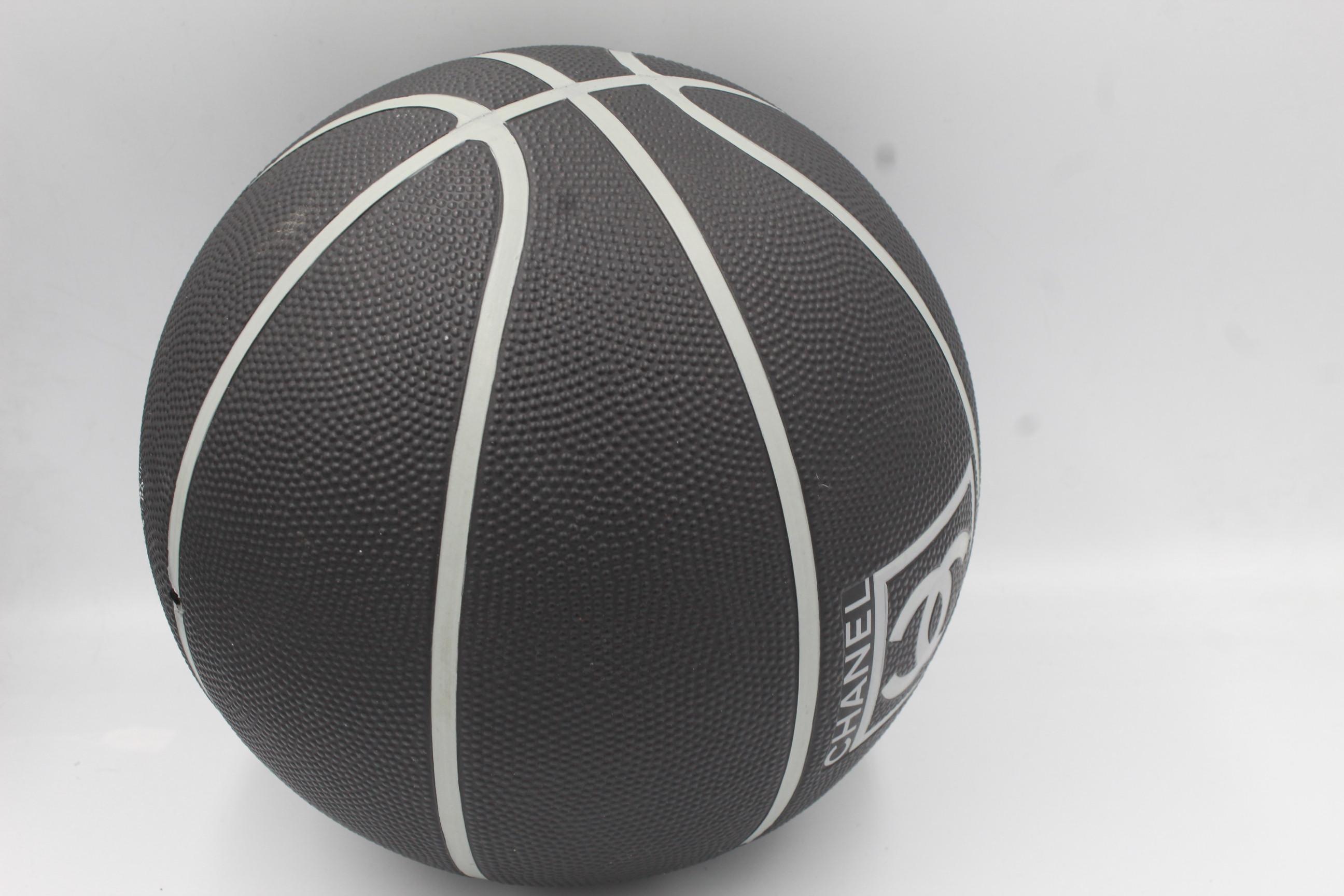 Very rare Chanel black basket ball  In Good Condition In Paris, FR