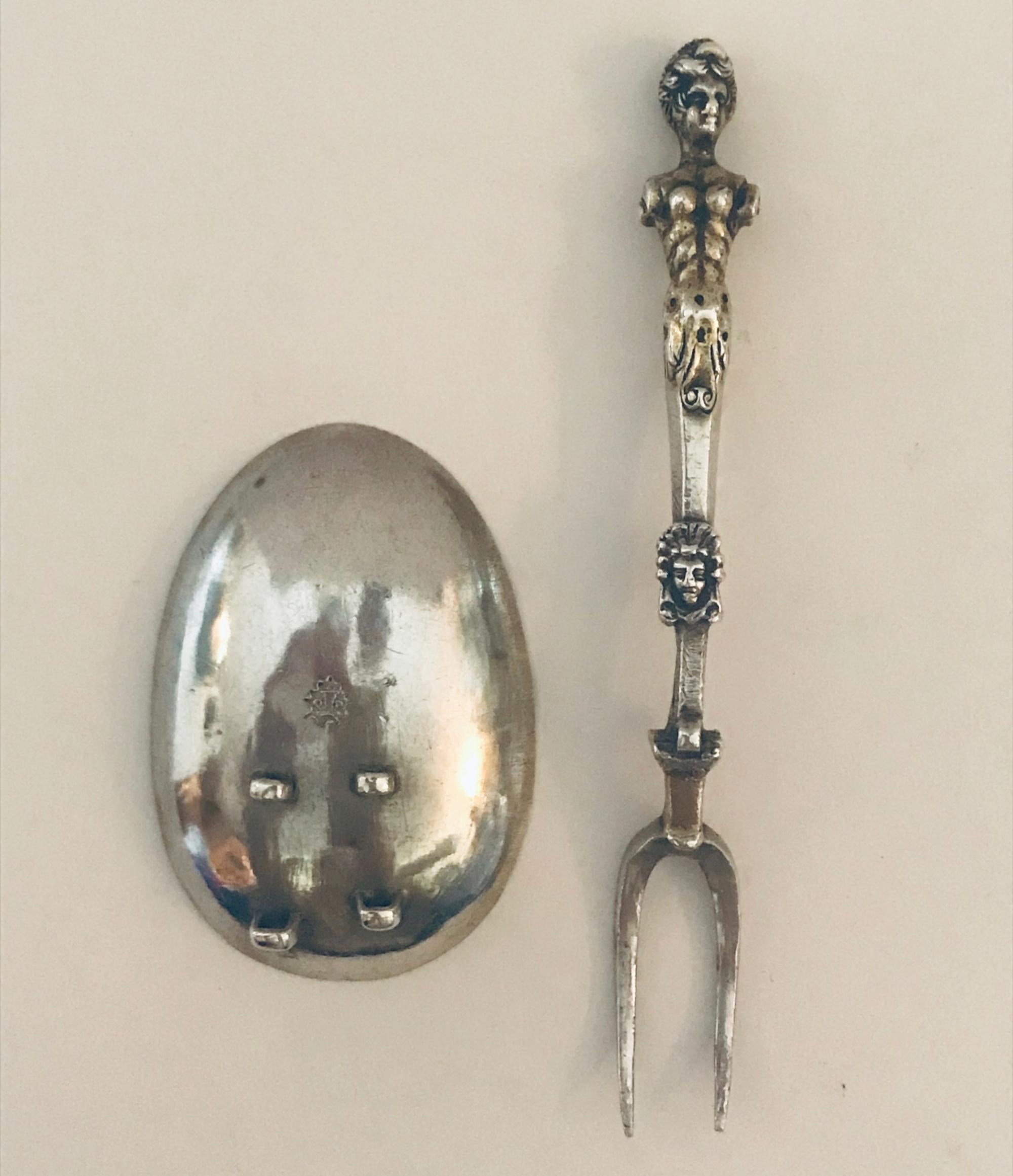 Very Rare Charles II combined silver spoon with two-tine fork 1692, traveling utensil

We are proud to offer this exceptional and unusual gem to the market. This rare traveling utensil consists of a combined spoon and fork from the 17th century.