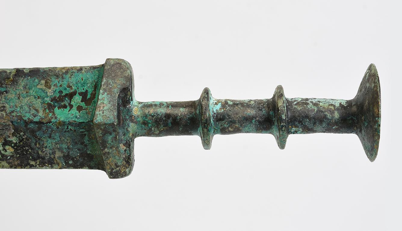 Very rare Chinese Eastern Zhou archaic bronze sword.

Age: China, Eastern Zhou Dynasty, 771 - 221 B.C.
Size of sword: Length 55.2 C.M. / Width 4.4 C.M.
Size including stand: Height 36.6 C.M.
Condition: Nice condition overall (some expected