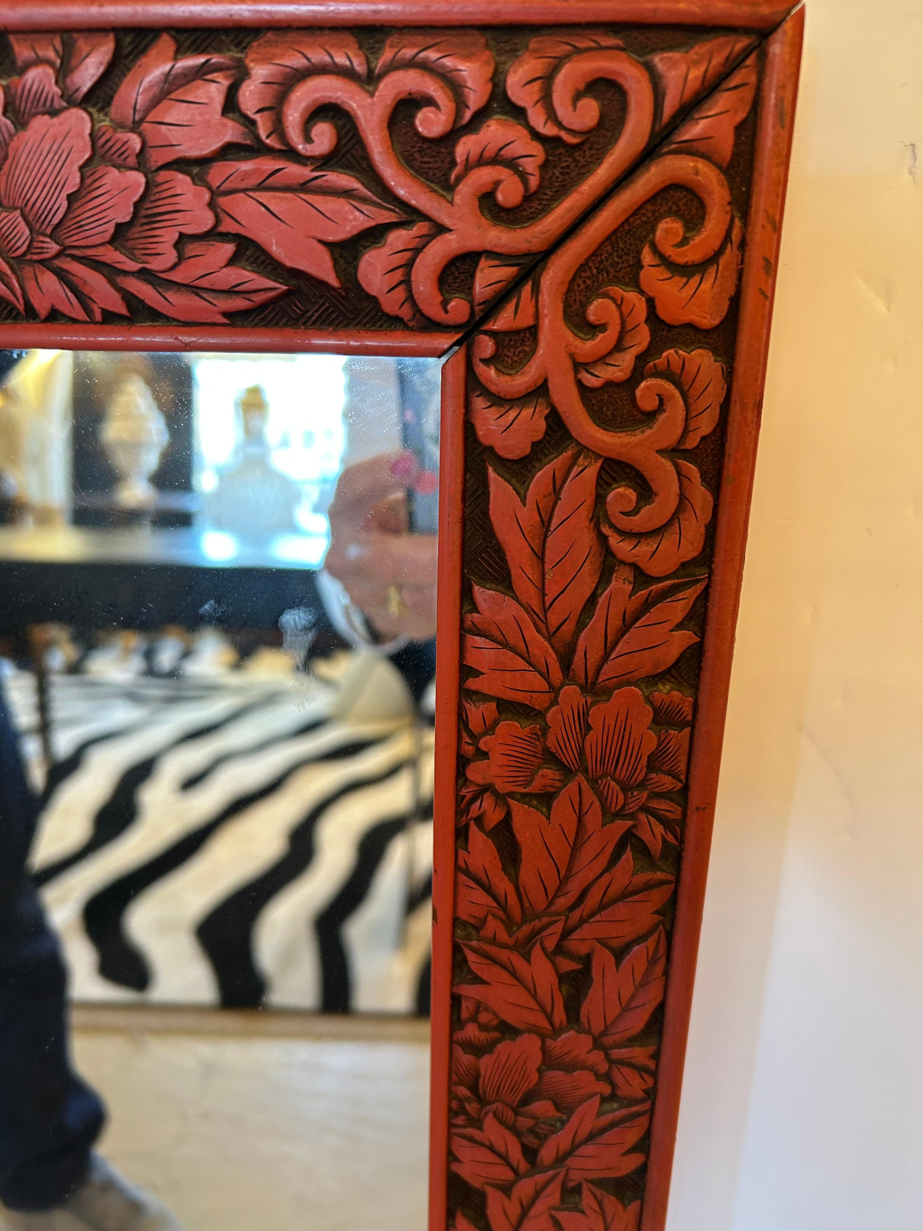 Rare et élégant miroir chinois en bois sculpté de couleur cinabre.  Le cadre est méticuleusement décoré d'oiseaux et de crysthanèmes.  
le miroir lui-même mesure 23,5 x 38