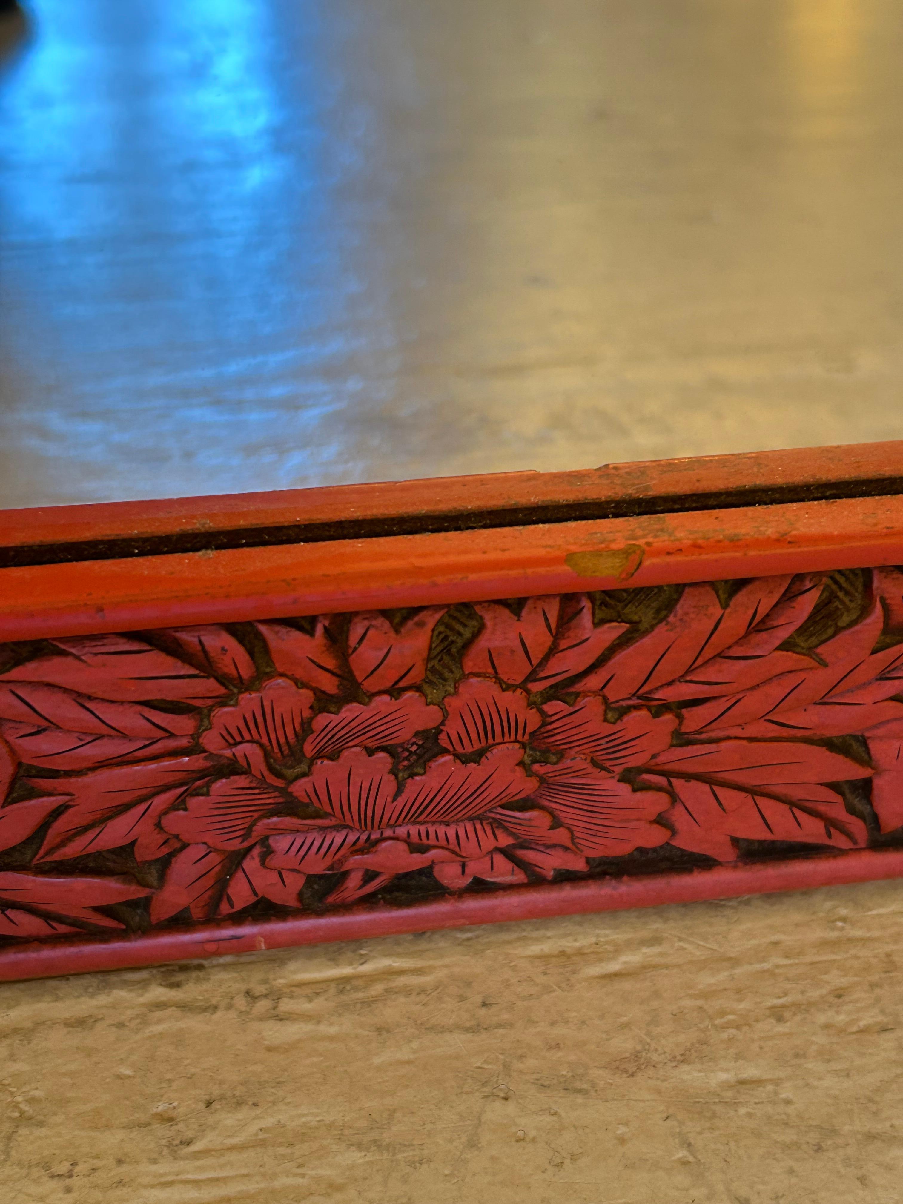 Miroir Très rare miroir chinois rectangulaire Cinnabar en bois sculpté avec oiseaux en vente