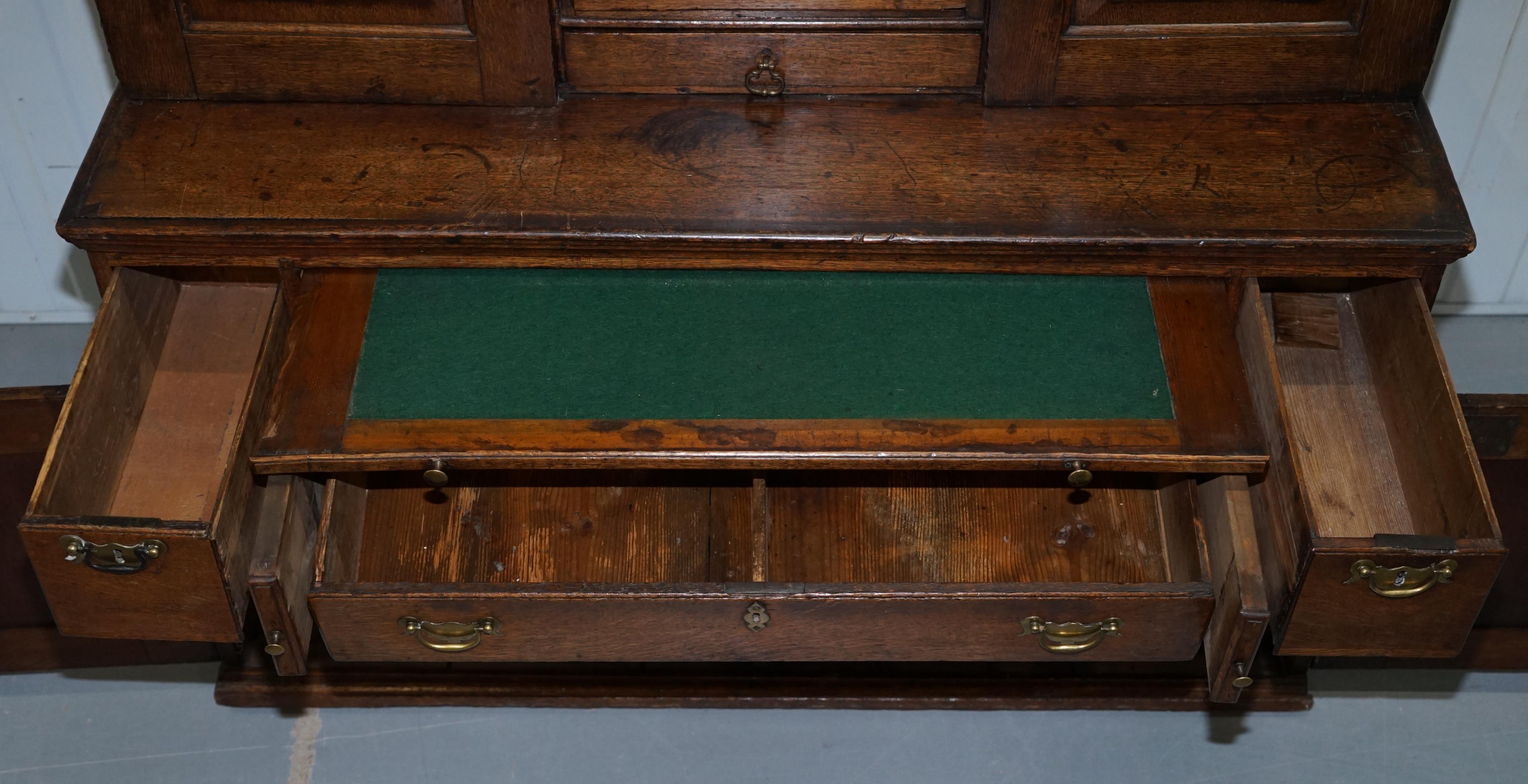 Très rare circa 1740 Continental Arched Top Oak Dresser Cupboard Cabinet Drawers en vente 9