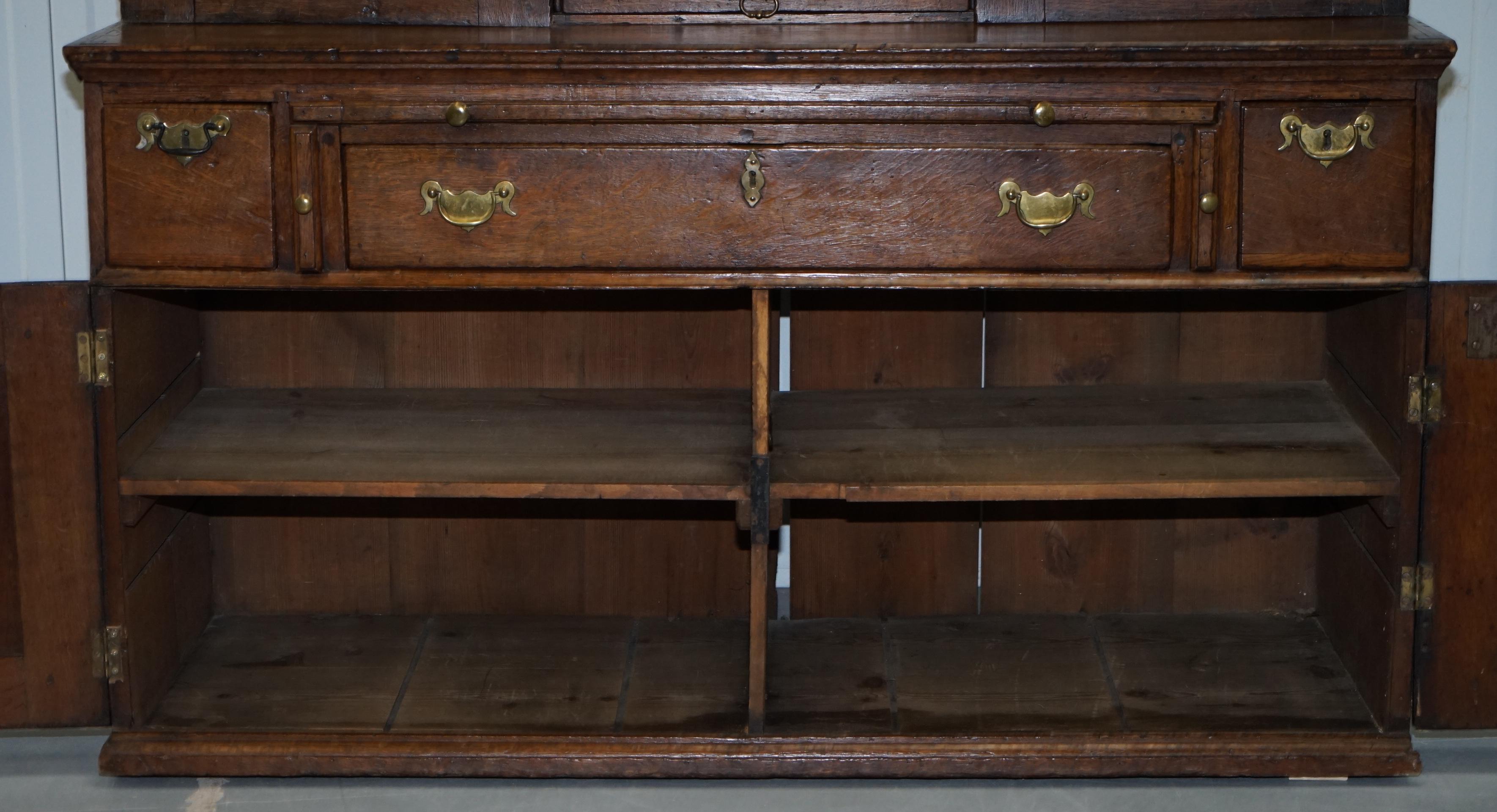 Très rare circa 1740 Continental Arched Top Oak Dresser Cupboard Cabinet Drawers en vente 12
