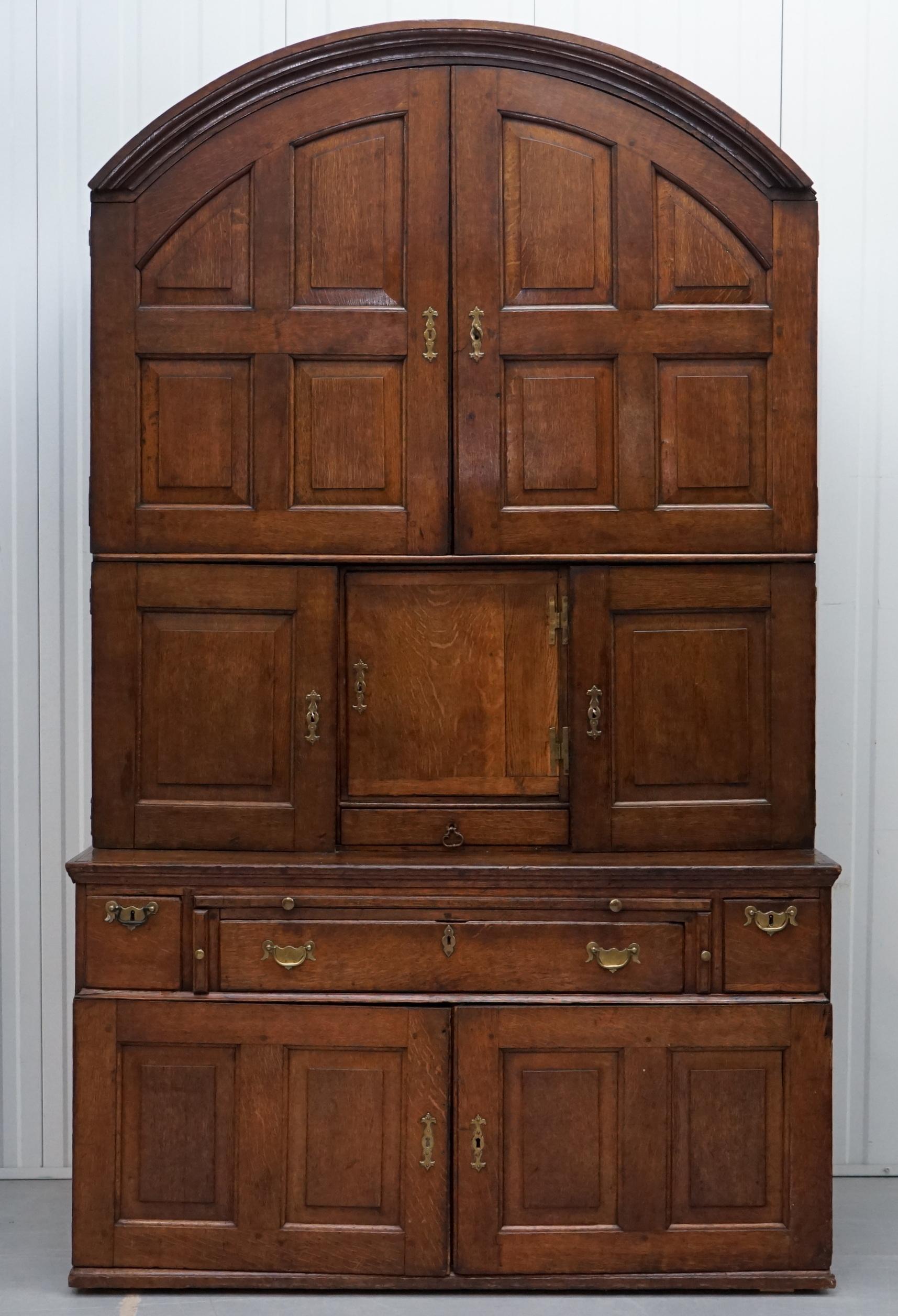 Nous sommes ravis d'offrir à la vente cette très rare armoire à panneaux en chêne cintrée vers 1740.

Une trouvaille très rare, entièrement d'origine avec des accessoires d'époque, quelques réparations anciennes, le retrait du bois, les fentes,
