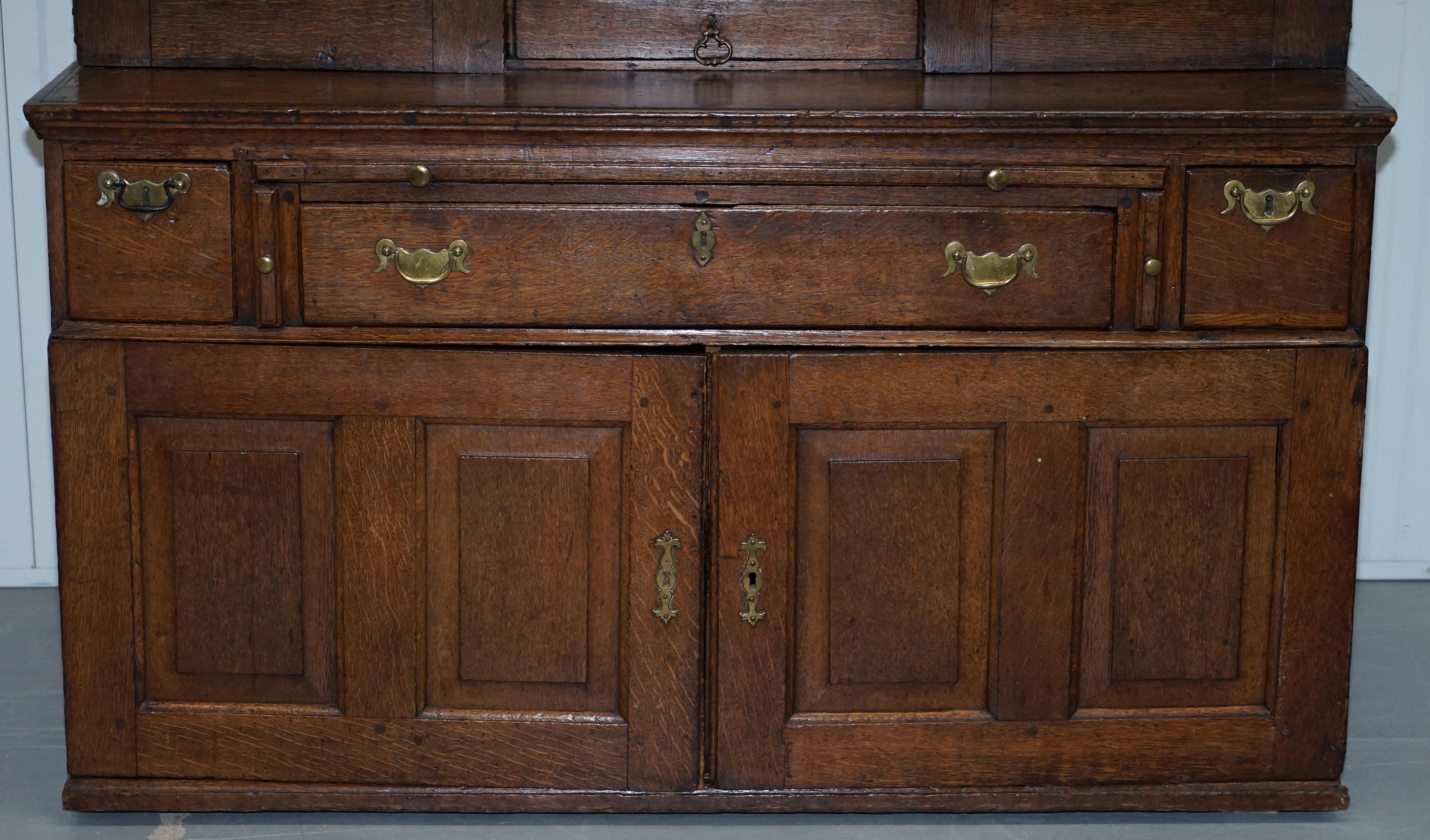 George II Très rare circa 1740 Continental Arched Top Oak Dresser Cupboard Cabinet Drawers en vente