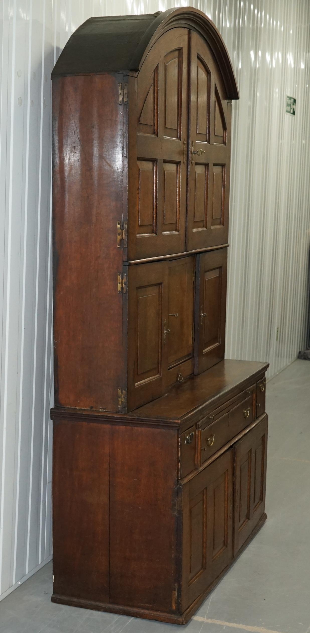 Sculpté à la main Très rare circa 1740 Continental Arched Top Oak Dresser Cupboard Cabinet Drawers en vente