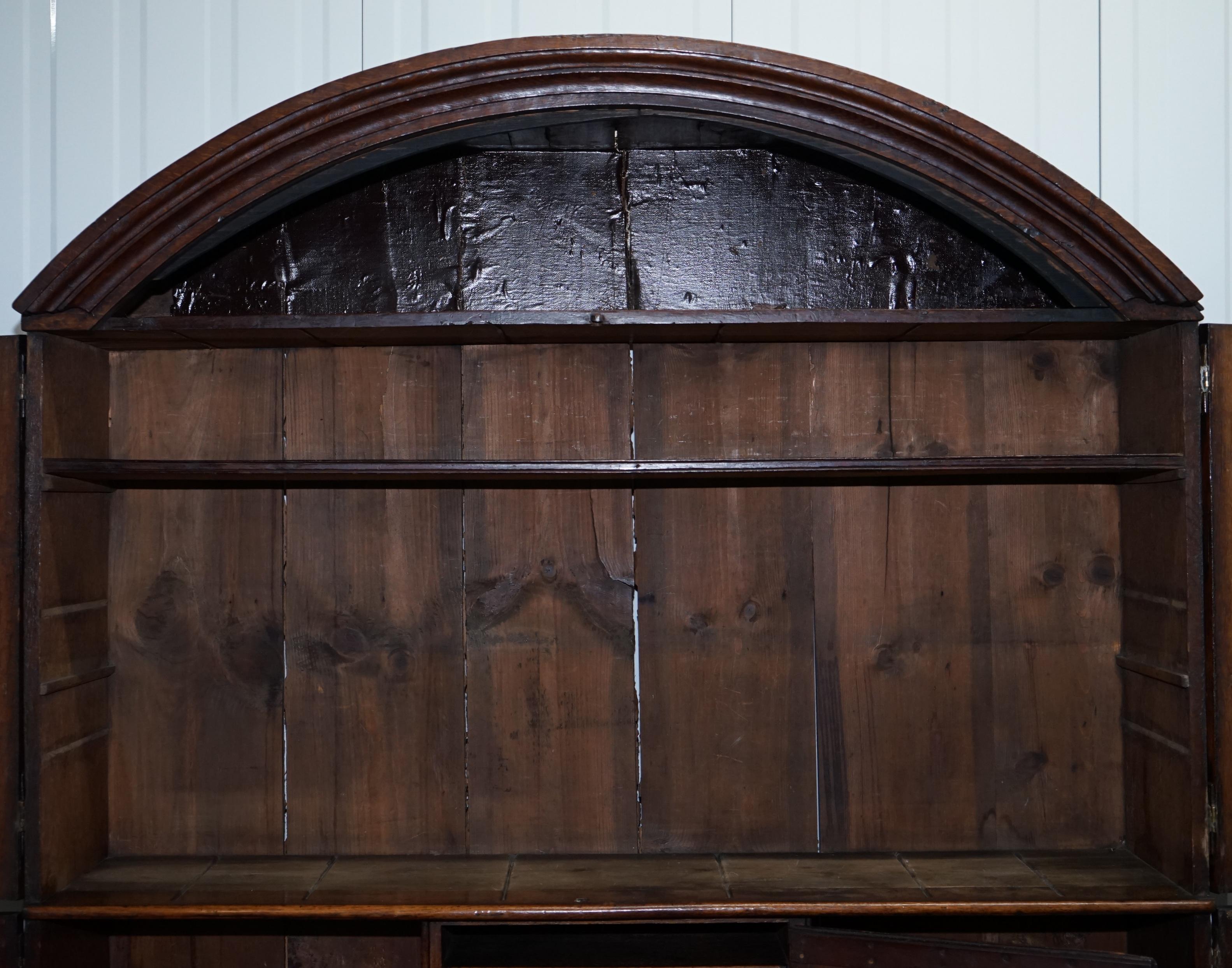 Très rare circa 1740 Continental Arched Top Oak Dresser Cupboard Cabinet Drawers en vente 1