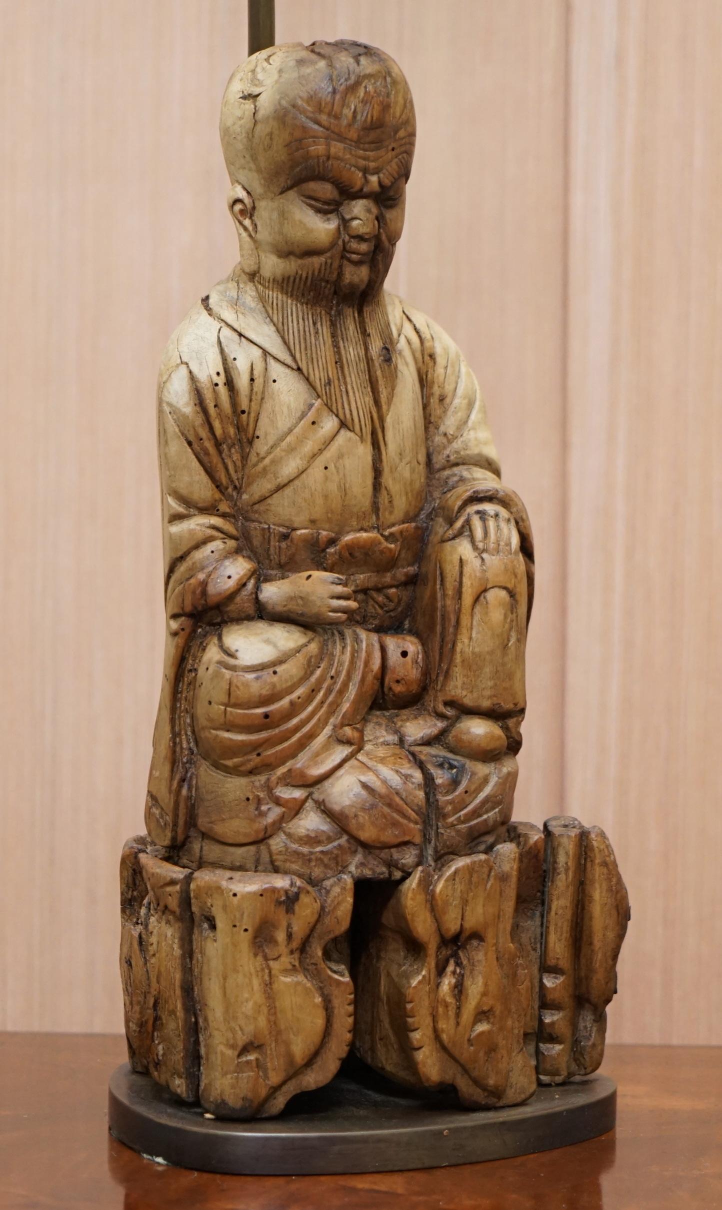 Nous avons le plaisir de proposer à la vente cette superbe et très rare statue de Bouddha sculptée dans du bois de racine, datant d'environ 1780-1800, qui a été transformée en lampe de table

Une pièce décorative de très bonne qualité, au style