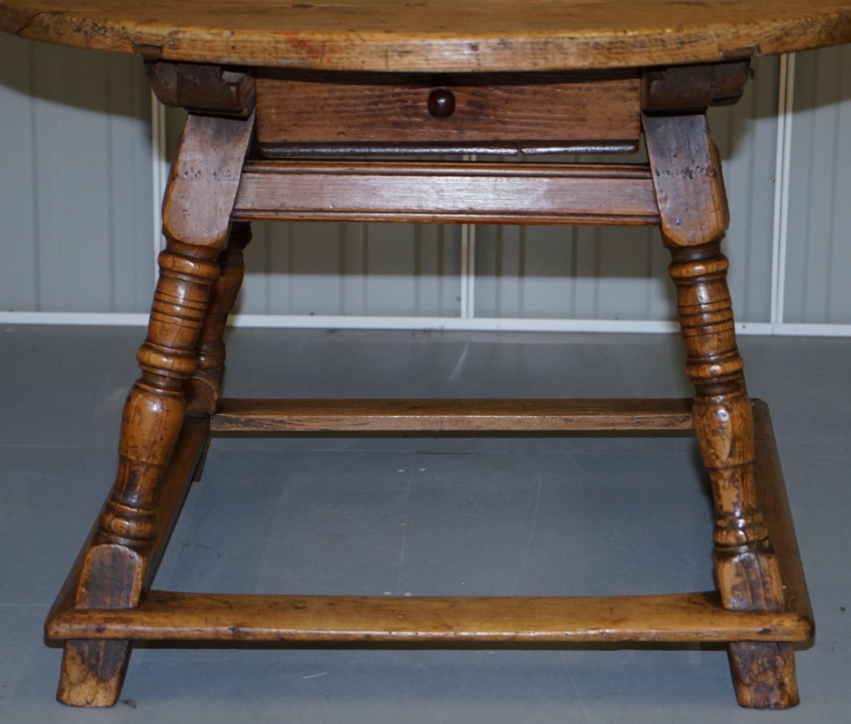 George III Very Rare circa 1780 Country House Pine Round Dining Table Large Single-Drawer