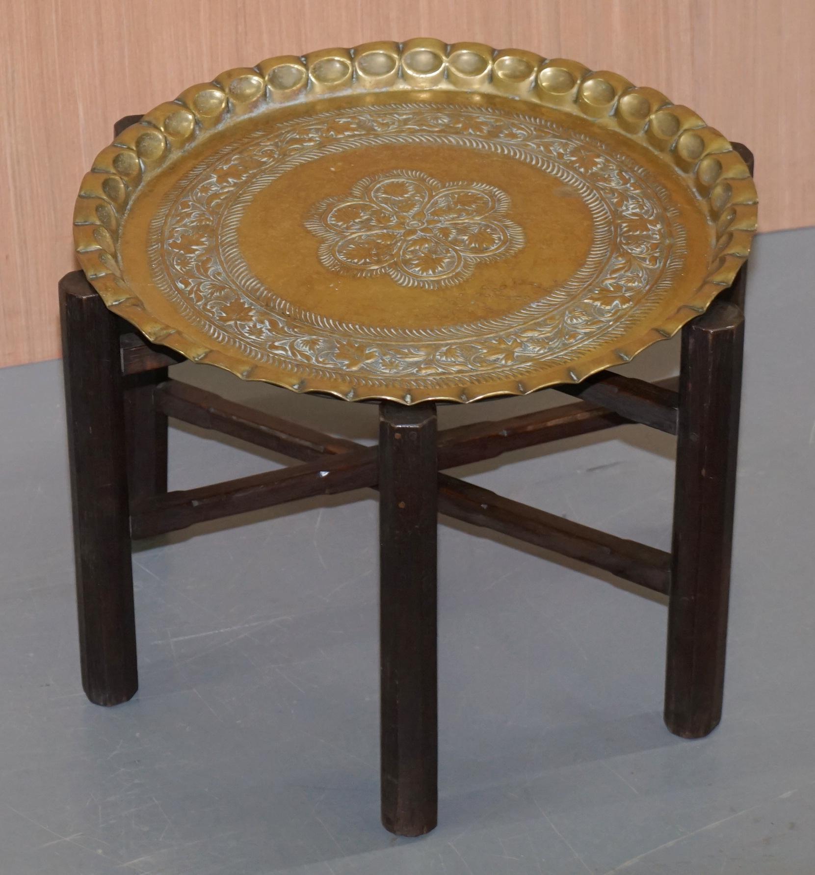 Nous avons le plaisir de proposer à la vente cette table pliante en laiton gravé d'origine persane et marocaine, très rare, datant des années 1920-1940

Une table très belle et bien faite, le plateau est magnifiquement gravé à la main

Nous