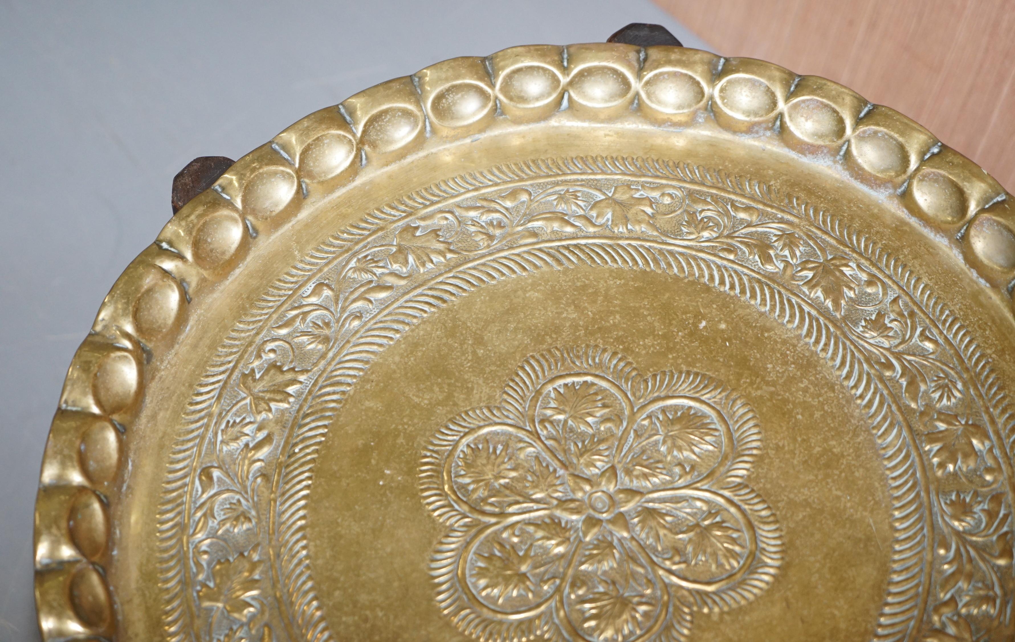 Fait main Très rare table d'appoint pliante en laiton d'origine marocaine:: datant des années 1920-1940 en vente