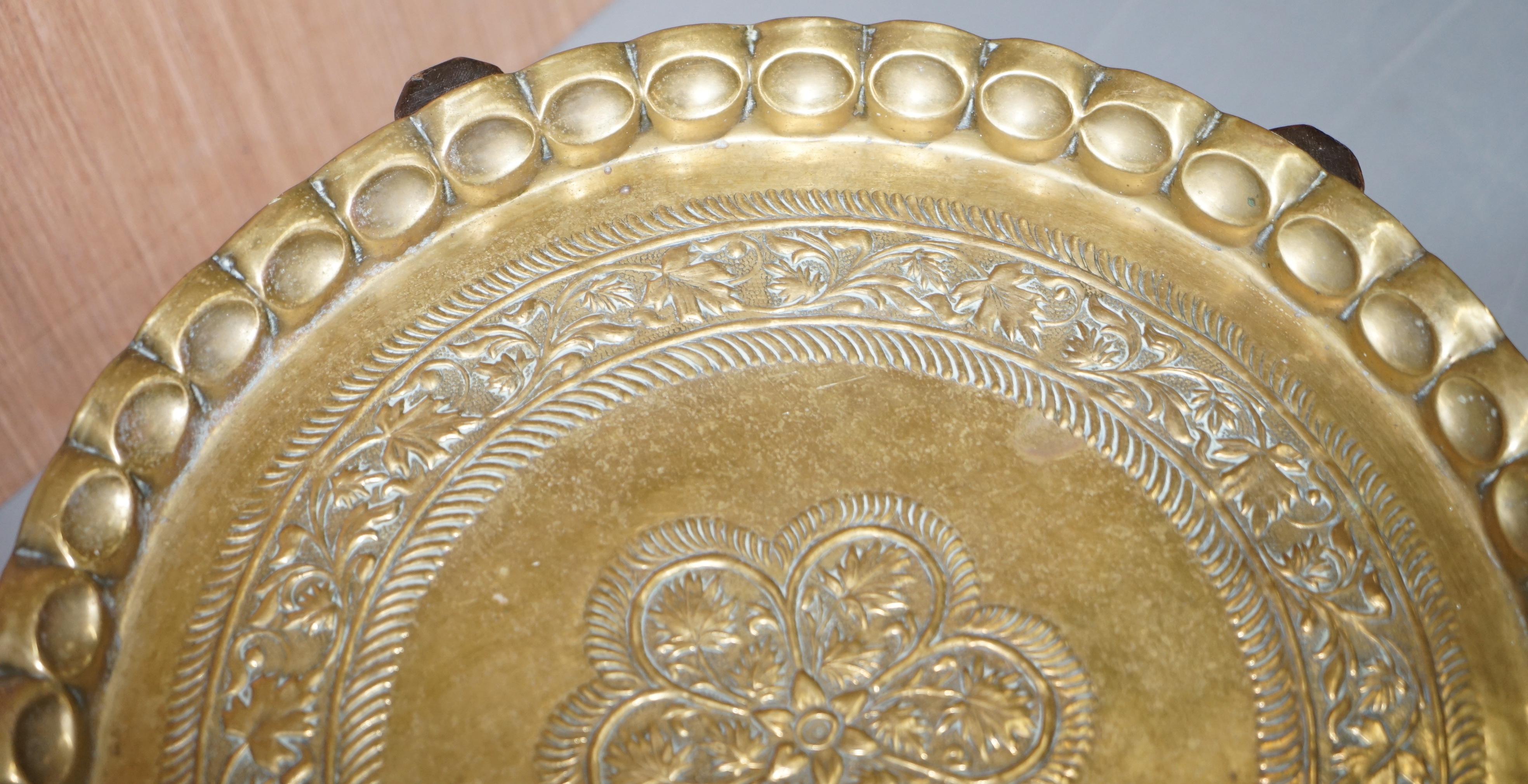 Rarísima mesa auxiliar plegable marroquí persa con tapa de latón, circa 1920-1940 en Bueno estado para la venta en West Sussex, Pulborough