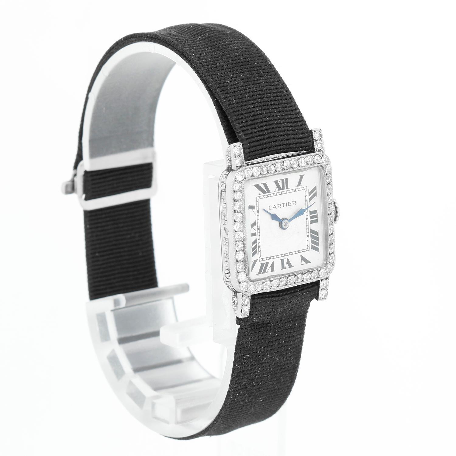 Rarissimo e da collezione orologio da donna Cartier Paris Art Deco in platino e diamanti - Carica manuale. Platino con anse e corona di diamanti  (21 x 27 mm). Quadrante bianco con numeri romani. Cinturino in raso nero. Usato con scatola
