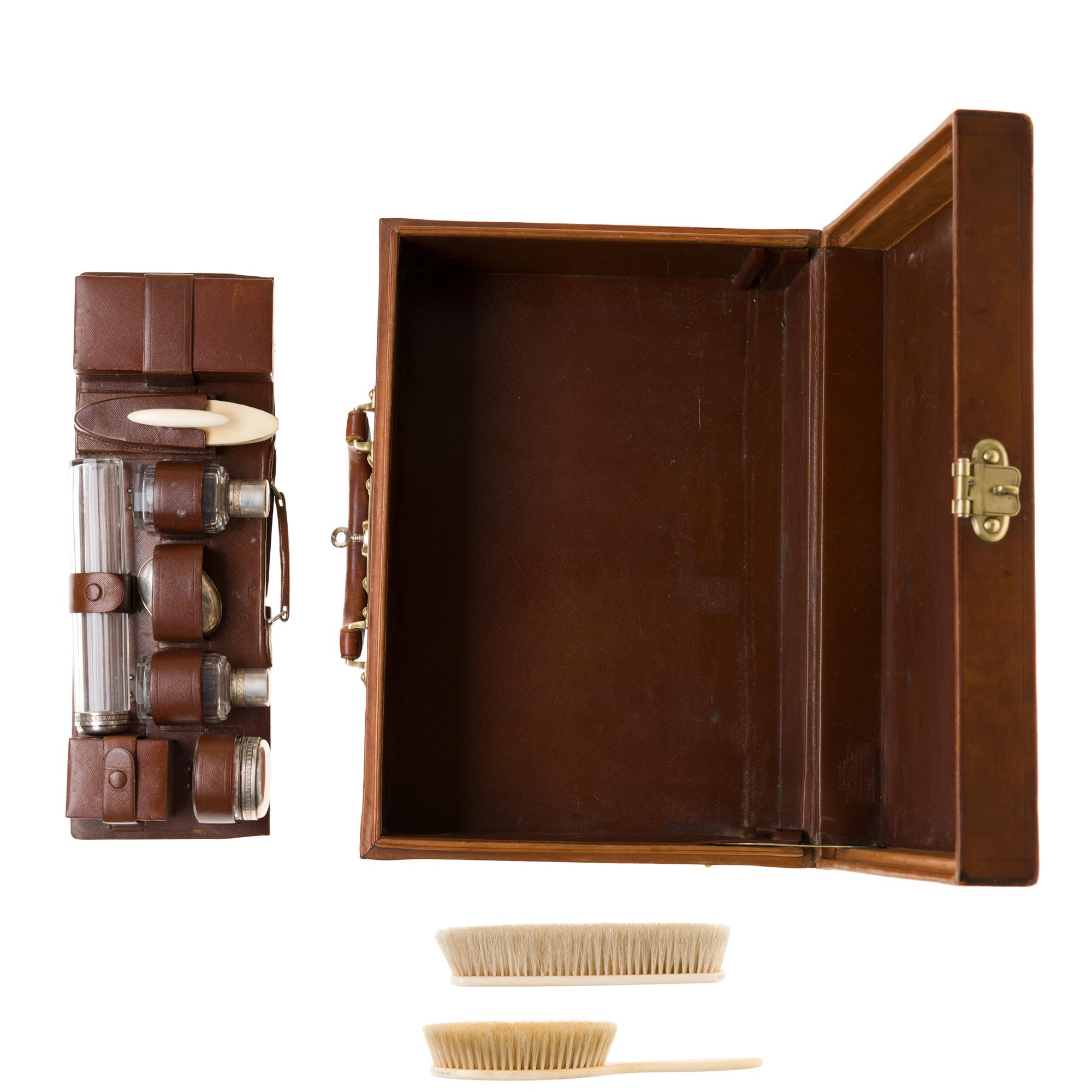 VERY RARE/COLLECTIBLE/ Louis Vuitton Suitcase-Vanity in brown calf 7