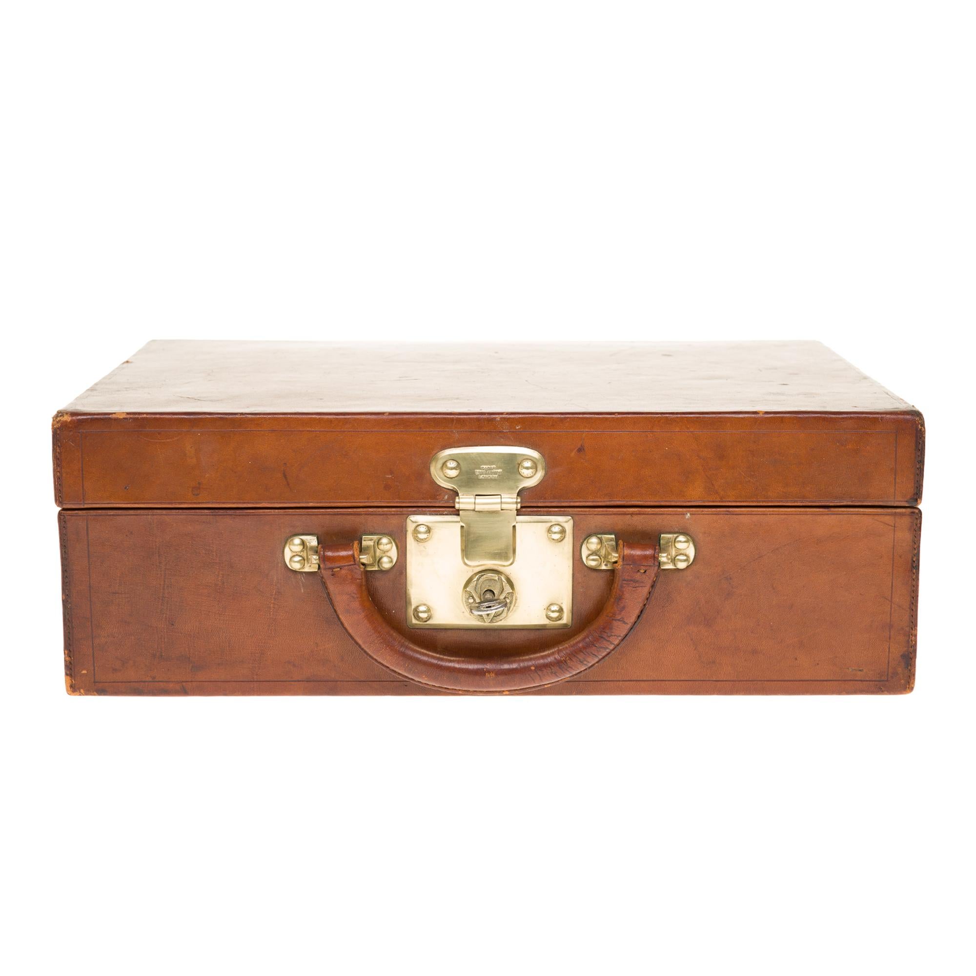 Beautiful decorative and collectible object:


LOUIS VUITTON CIRCA 1920

Very RARE Brown cowhide leather suitcase-vanity.
Brass fittings and fittings.
Locking system with key and nails marked and monogrammed LOUIS VUITTON.
Inside: leather-wrapped