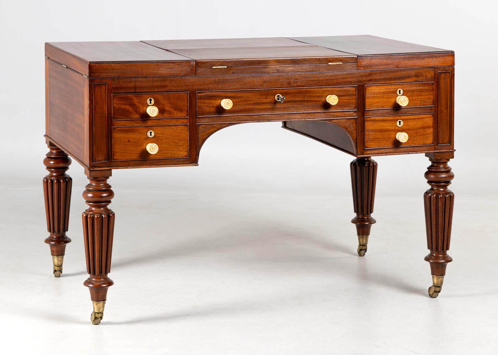 La table de maquillage et le bureau comme meubles transformables

Angleterre
Acajou
début du 19e siècle

Dimensions : H x L x P : 80 x 120 x 75 cm : H x L x P : 80 x 120 x 75 cm

Description :
Meuble multifonctionnel extrêmement rare et raffiné en