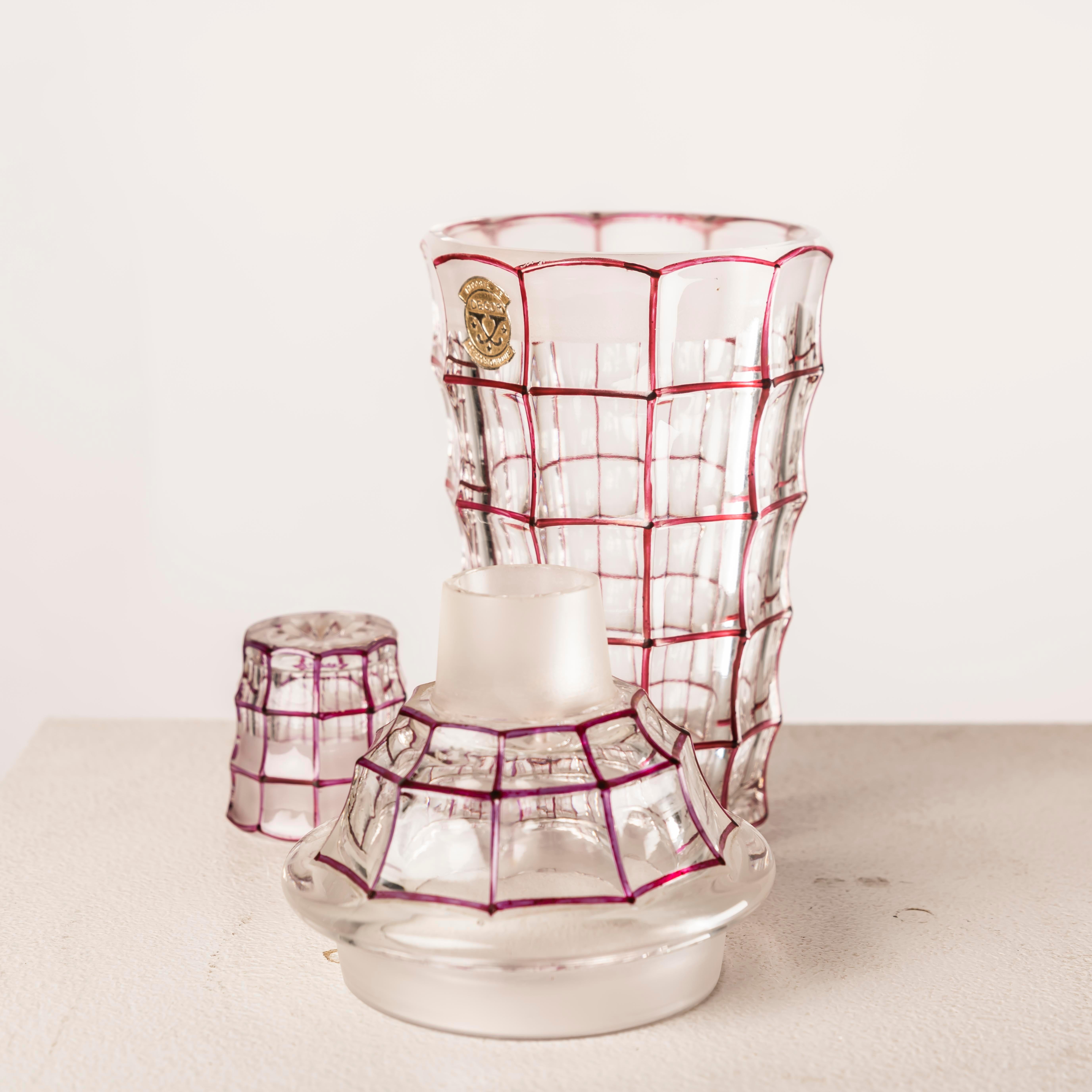 Ce très rare shaker en verre tchèque, fabriqué dans le style de Josef Hoffmann, est un exemple remarquable du design du début du XXe siècle, où la fonctionnalité rencontre l'innovation artistique. Figure de proue de la Sécession viennoise et