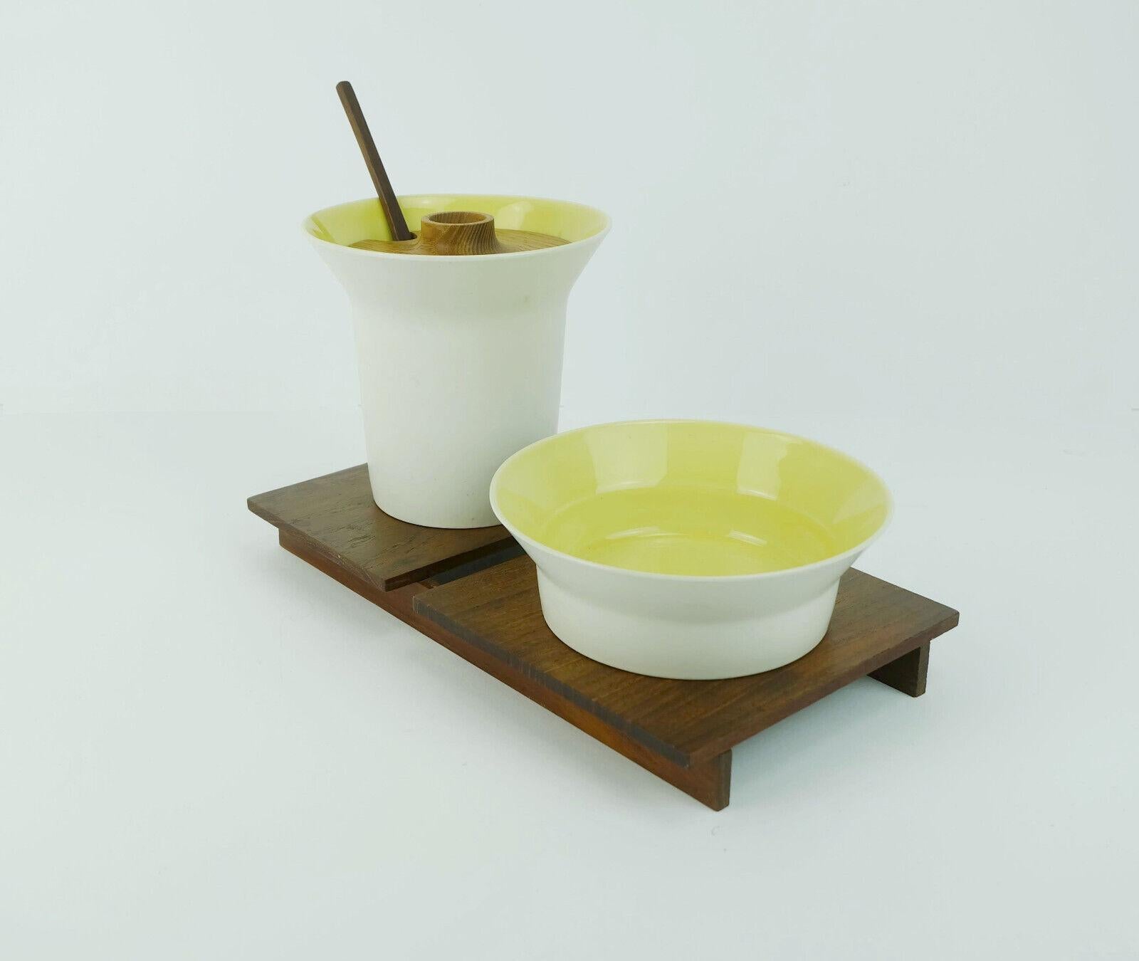 Sehr schöne und seltene Serie aus den 1960er Jahren. Einfacher, puristischer, japanischer Stil. Das Set besteht aus 2 Gefäßen, das hohe Gefäß ist für Honig, das niedrige für Zucker oder Marmelade gedacht. Die Gefäße sind aus feiner Keramik