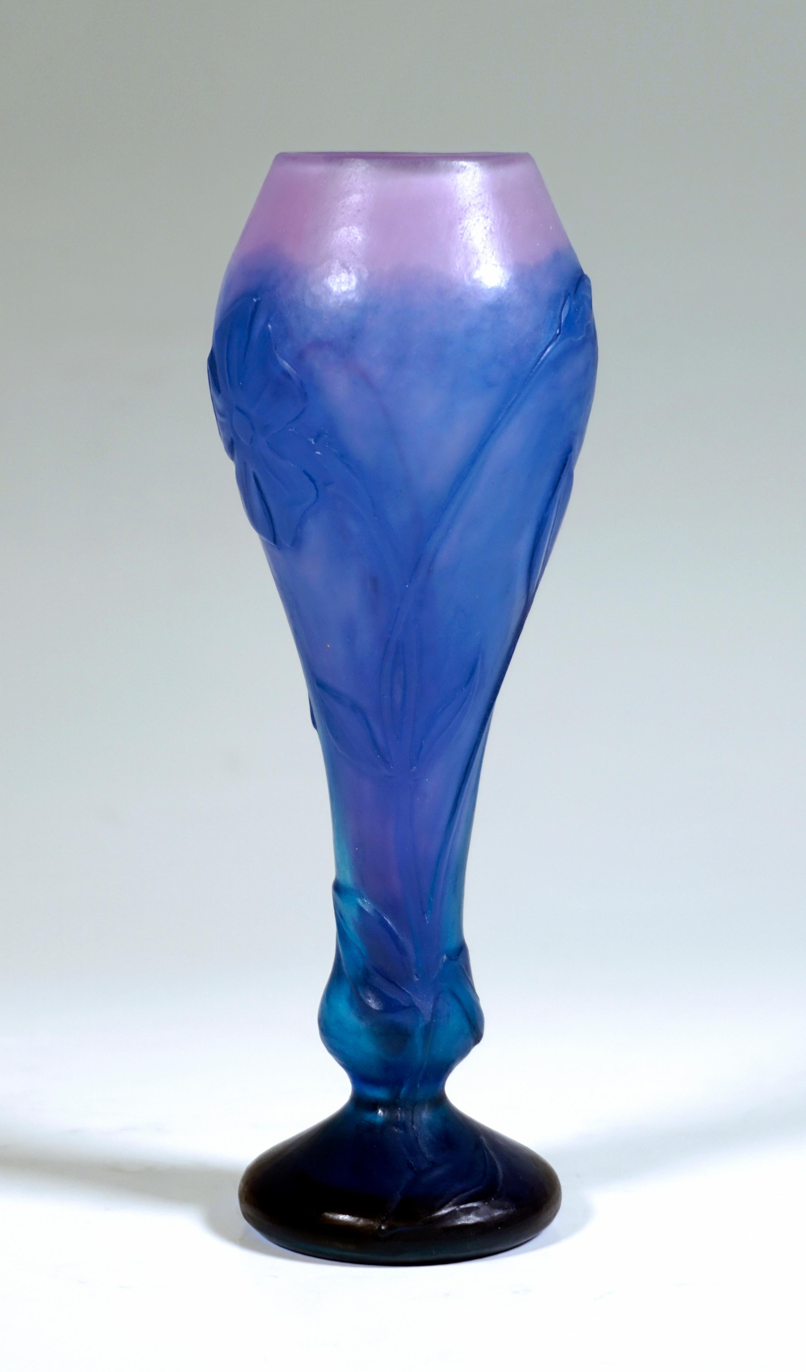 Sehr seltenes und außergewöhnliches Stück Jugendstilglas:
Kleine balusterförmige Vase auf einem separaten Ständer, die eine kleine Ausbuchtung bildet, schlank, langsam nach oben gewölbt und zu einer verengten Öffnung hin verjüngt. Farbloses Glas