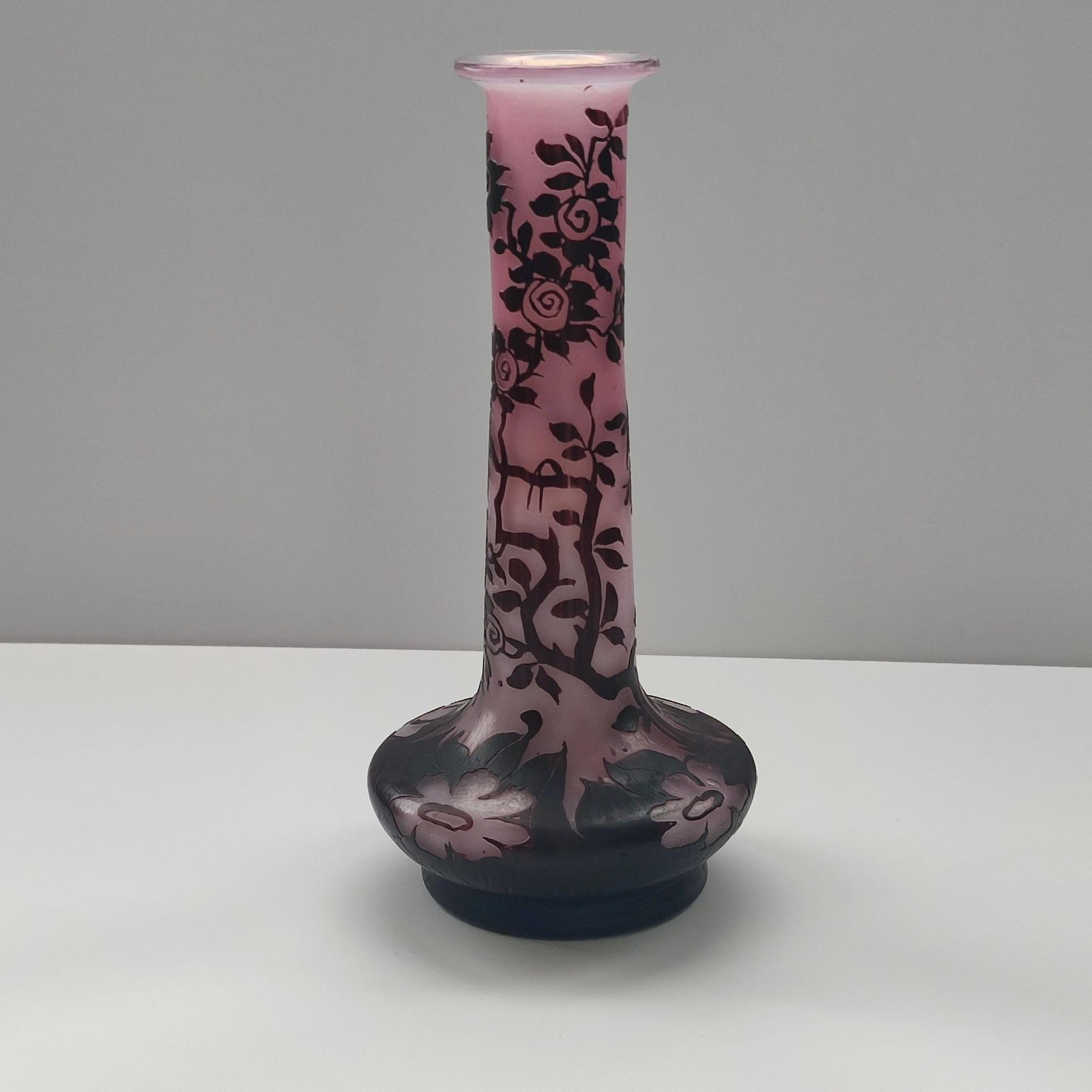 An attractive early 20th-century cameo glass vase acid cut and hand etched with birds, floral and foliage decor in a deep brown against a pink background, exhibiting excellent hand-finished detail, signed De Vez.
A must-have for any Art Nouveau