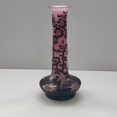 Très rare vase Art Nouveau De Vez en verre camée avec décor floral gravé