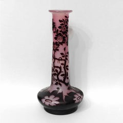 Très rare vase De Vez Art Nouveau en verre camée avec décor floral gravé