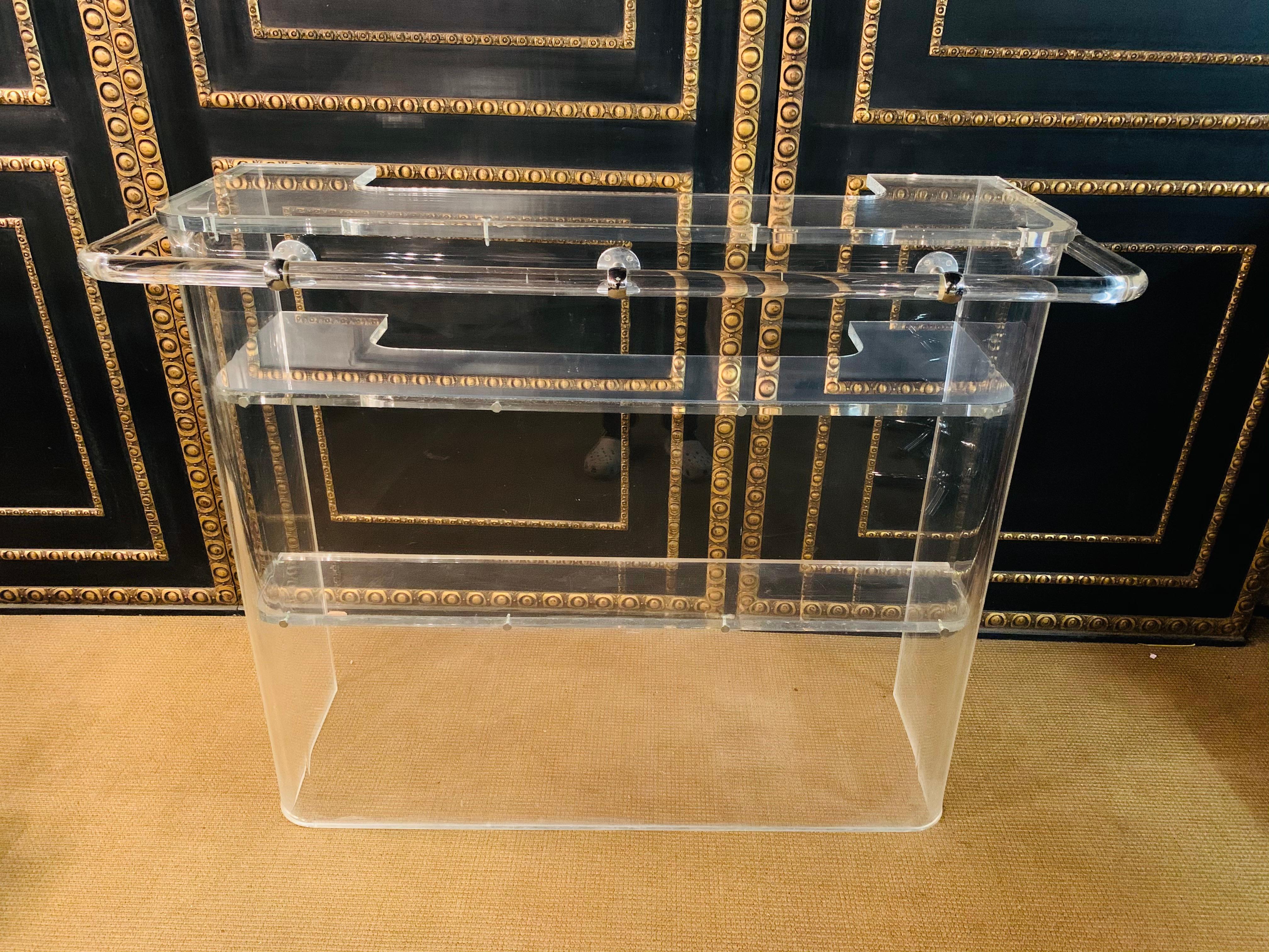 Italian designer bar with 5 bar stools chromed feet acrylic seat.
Nice round design on top with a shelf for drinks,
inside with 2 shelves.
some scratches.

Dimensions:
Height 115cm
Width 150cm
Depth 50cm
Stool:
Height 80cm
Diameter 55cm.
