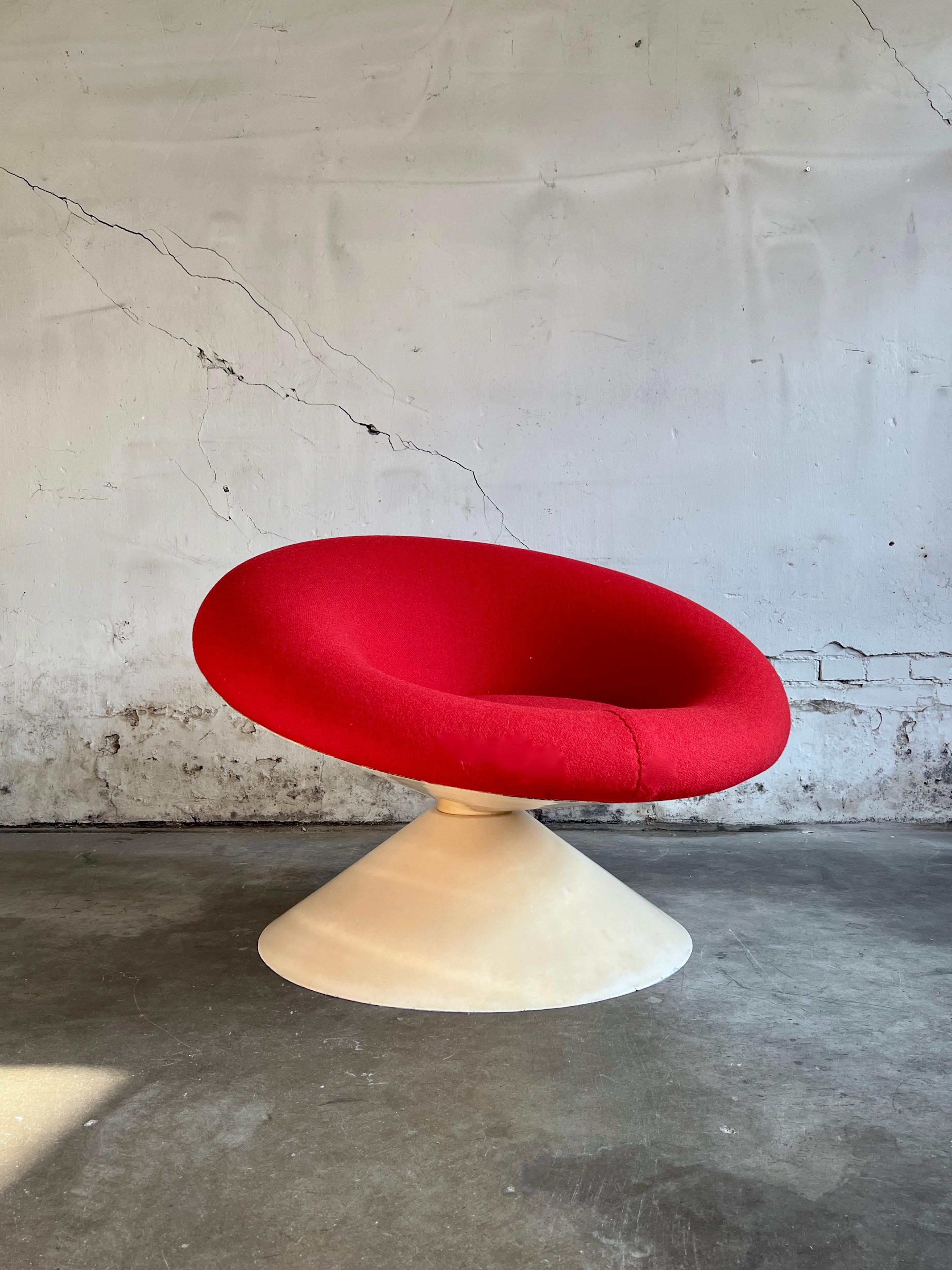Highly collectible lounge chair 'Diabolo' by Ben Swildens and produced by Stabin Bennis in Woerden, the Netherlands, in the sixties. EXTREMELY RARE!
 
Two fiber glass cones on top of each other form the characteristic diabolo shape of this design.