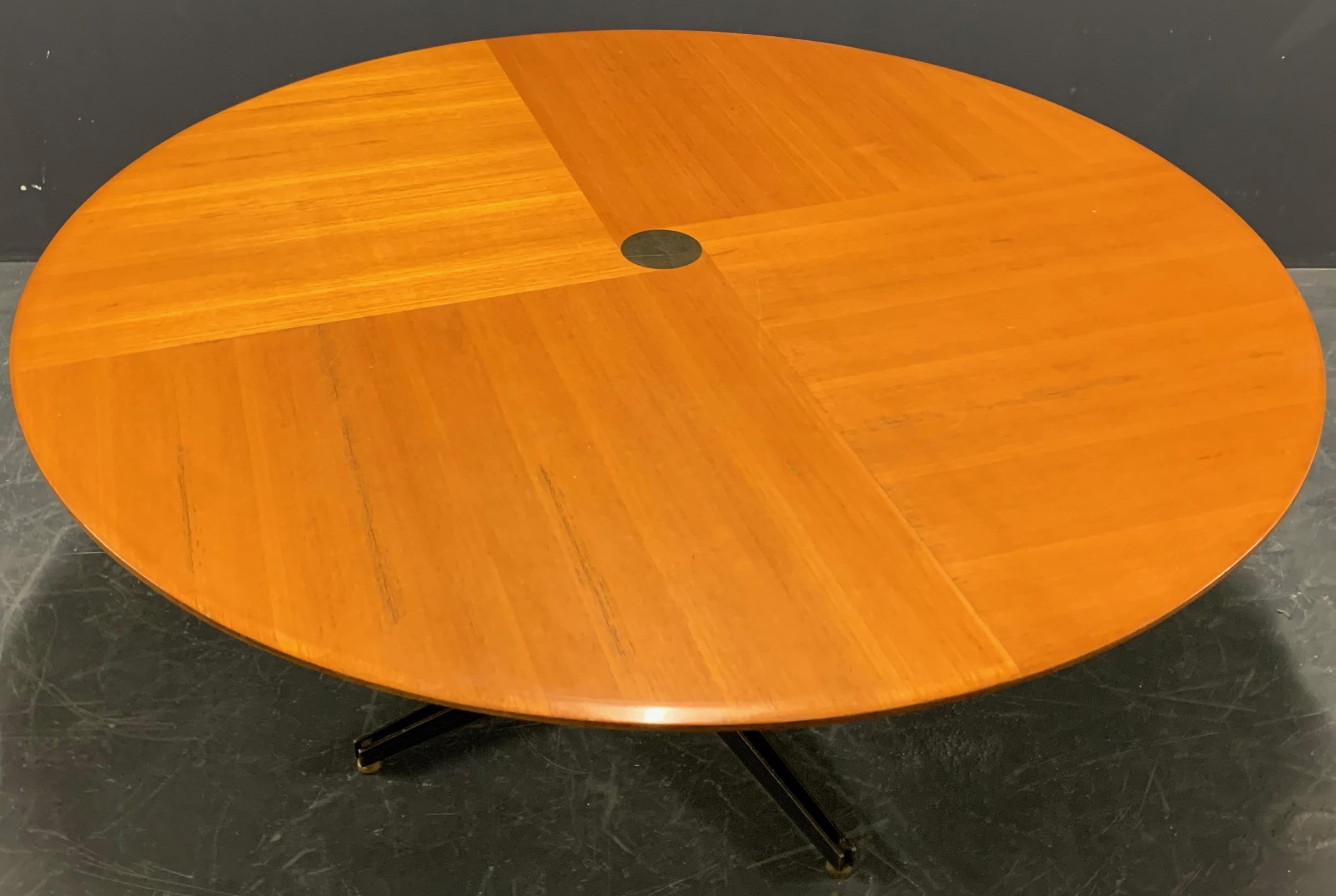 Pour Tecno/ Italie. Merveilleuse table réglable en hauteur. Peut être utilisé dans toutes les hauteurs comprises entre 50 et 77 cm. Remarquable plateau de table avec un placage étonnant.