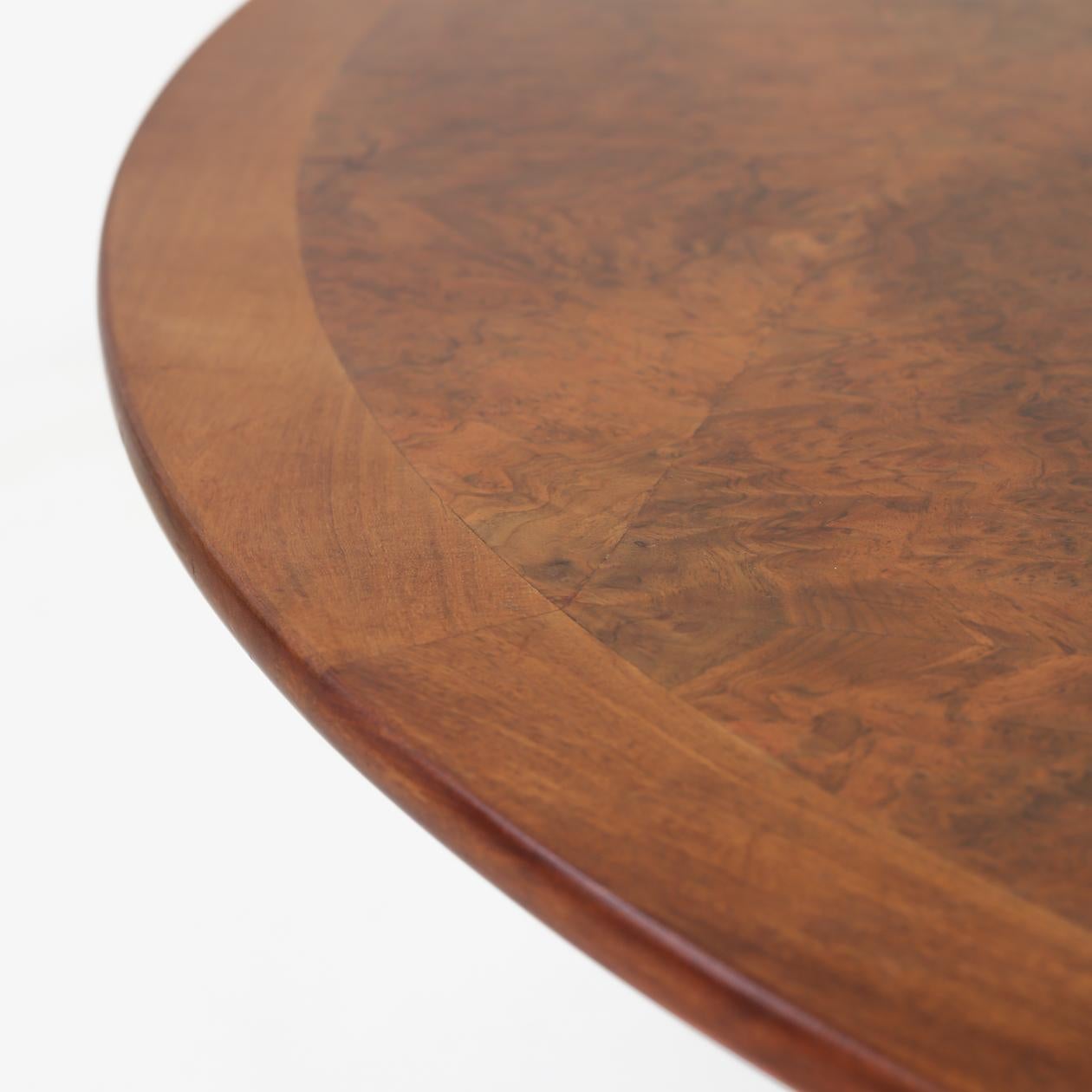 Rare round dining table on a mahogany and bird's eye wood column base. Ø: 185 cm. Designed 1963. Vilhelm Wohlert / Arne Poulsen.