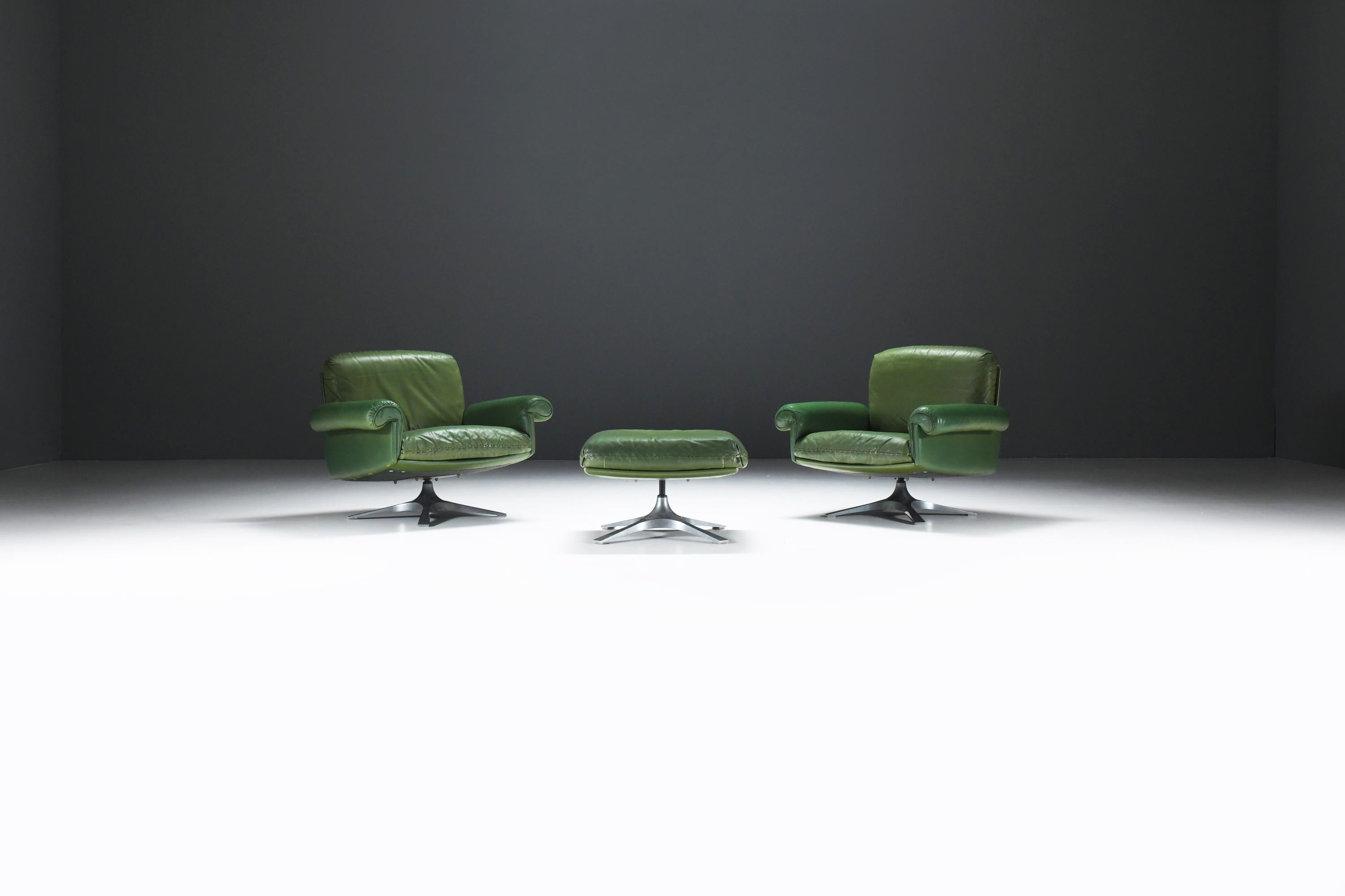 This rare set of vintage de Sede swivel club chairs boasts a stunning patina on the luxurious and very rare green leather upholstery. These high-quality, Swiss-made chairs in this color are a remarkable find on the current market.
Designed by De