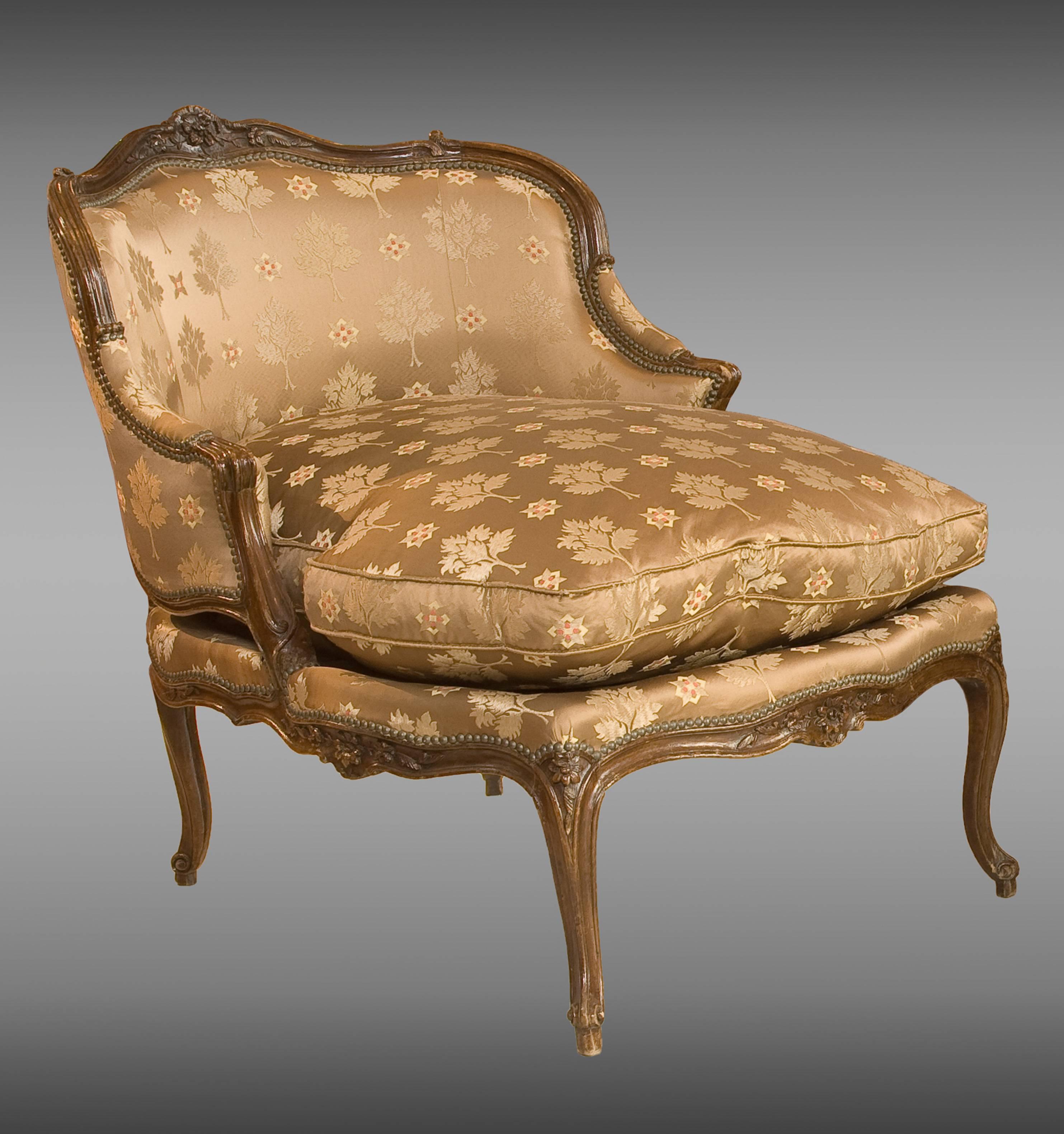 Carved walnut, with floral decorations and cabriole legs.
French, Louis XV

Measures: Heigth 97/74 cm.
Seat height 50 cm.
Width 83/73 cm.
Length 109/90 cm.
