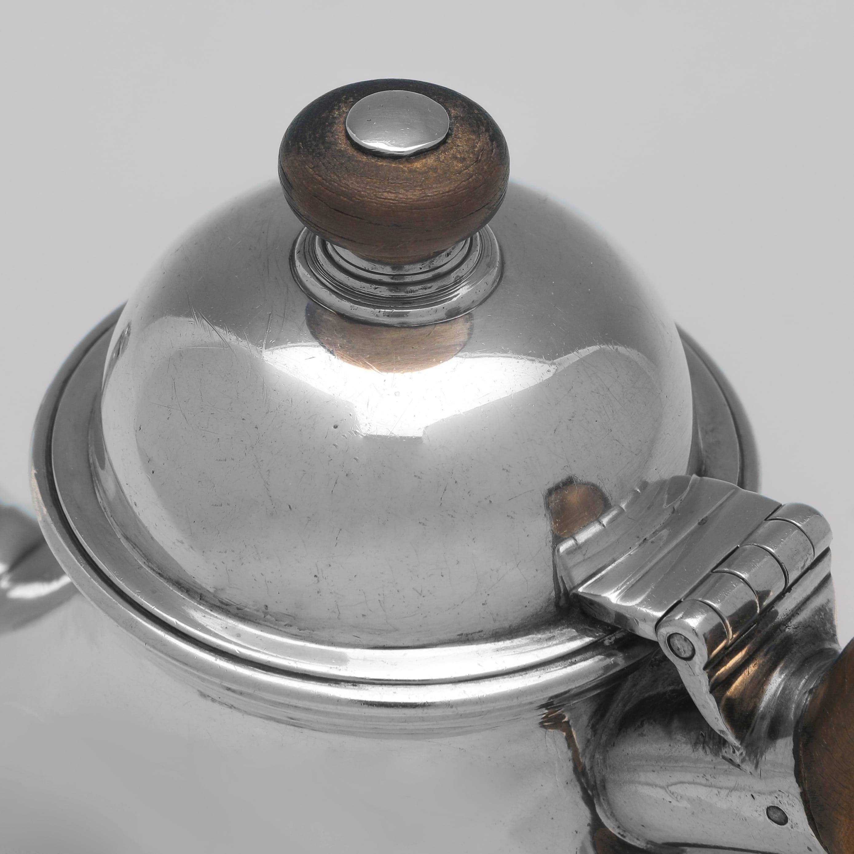 George I Very rare early 18th century English silver teapot hallmarked in London in 1725