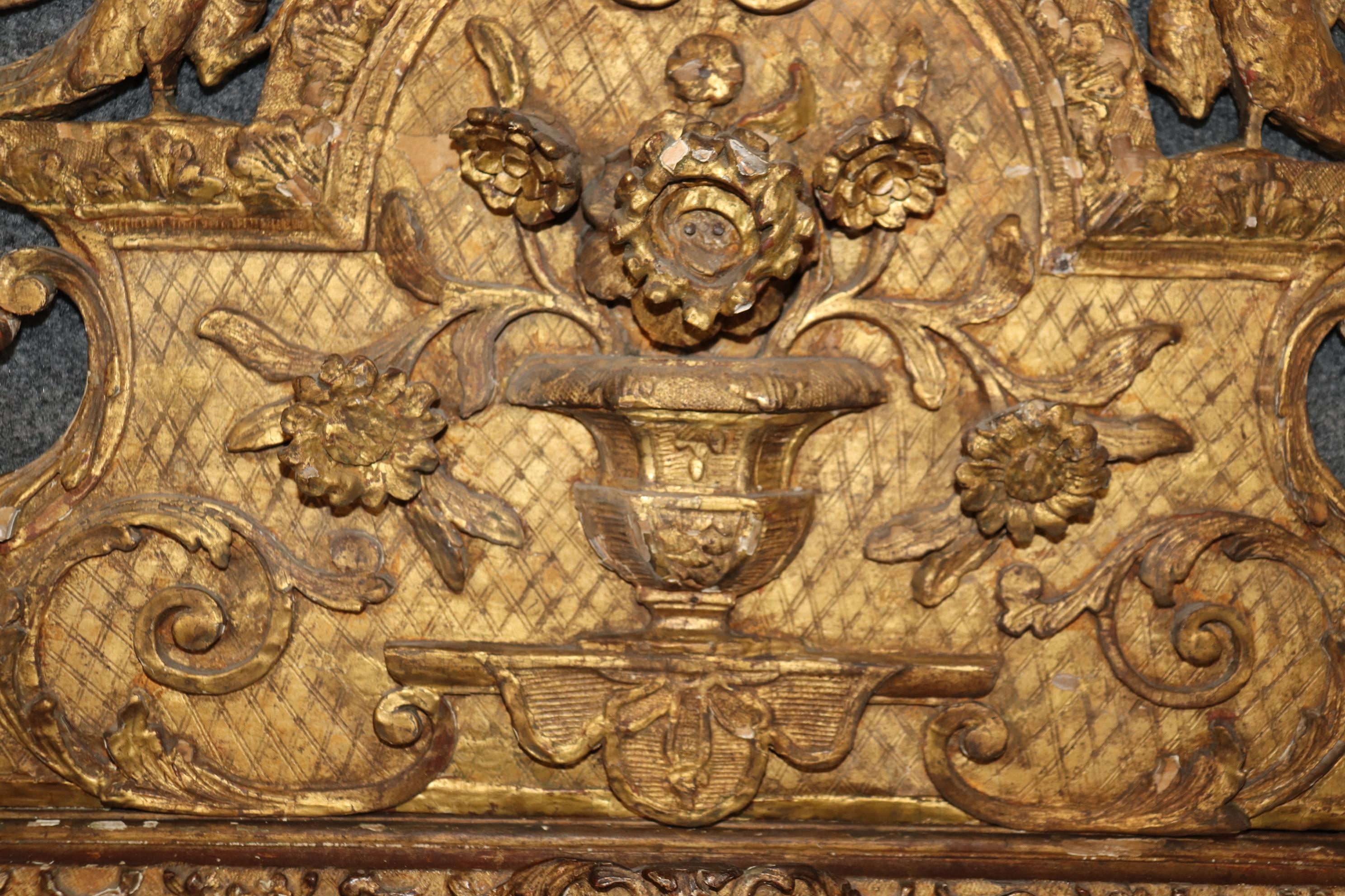 Très rare miroir d'époque Louis XIV en bois doré avec oiseaux, début du 18e siècle en vente 5