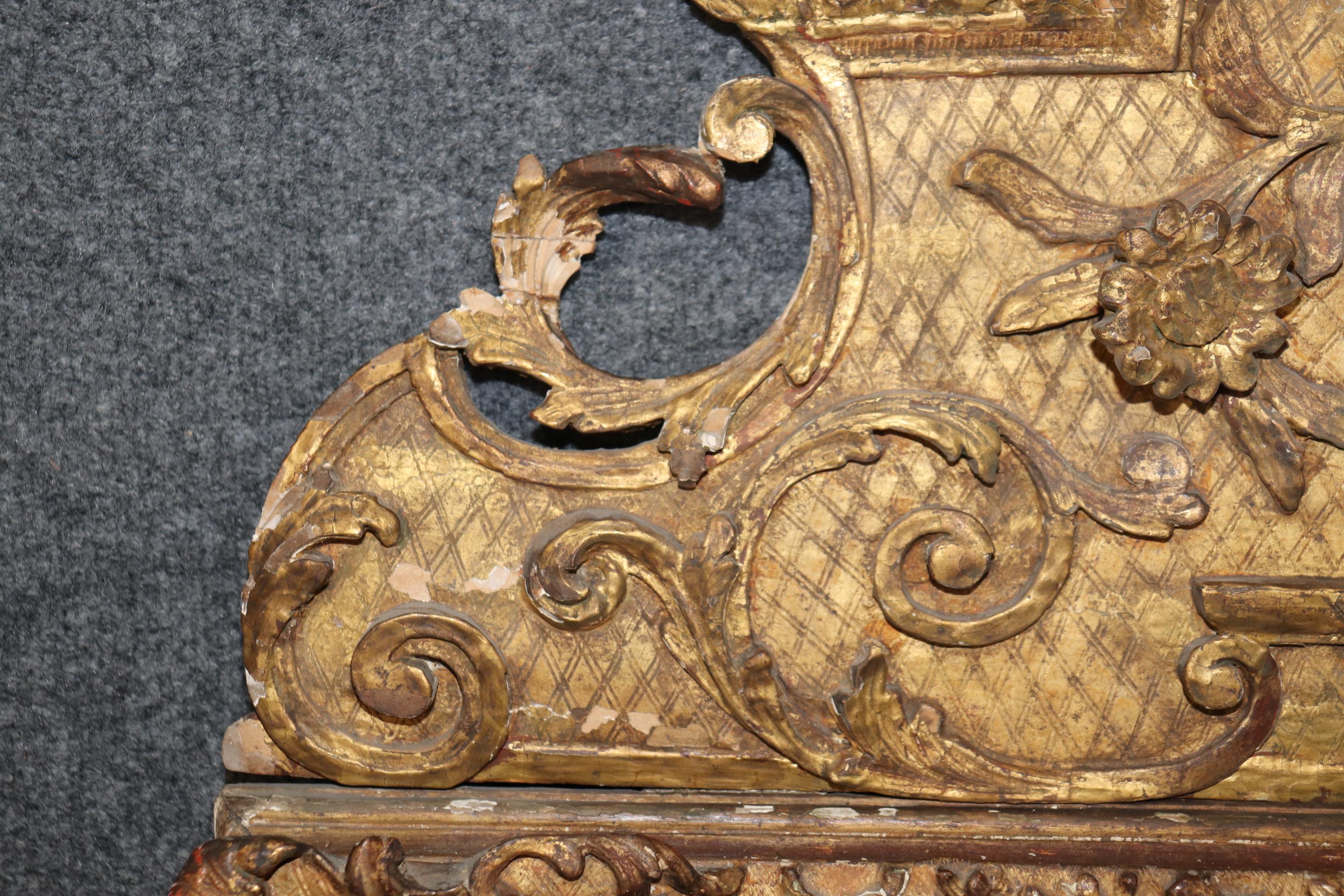 Très rare miroir d'époque Louis XIV en bois doré avec oiseaux, début du 18e siècle en vente 6