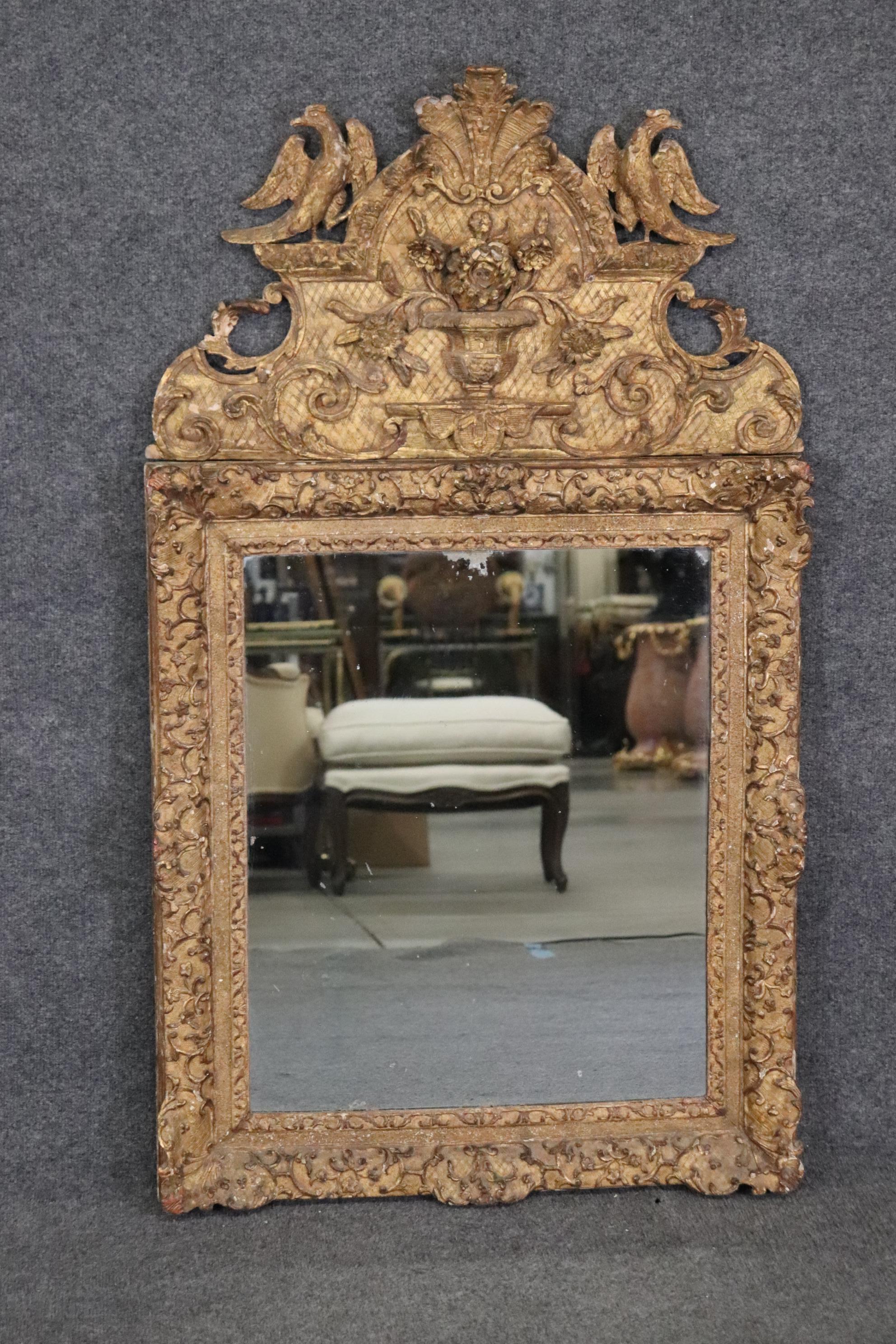 Français Très rare miroir d'époque Louis XIV en bois doré avec oiseaux, début du 18e siècle en vente