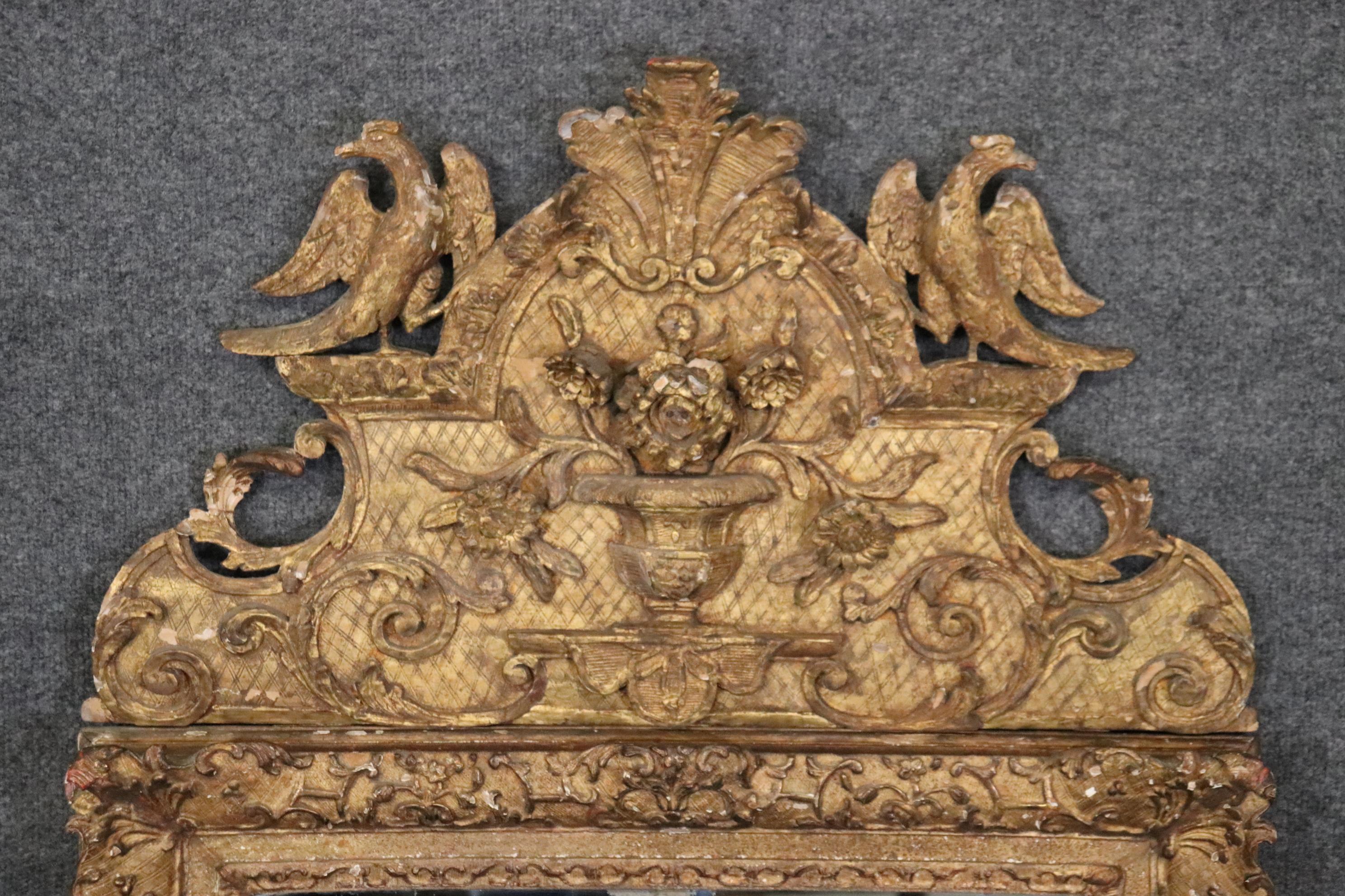 Début du XVIIIe siècle Très rare miroir d'époque Louis XIV en bois doré avec oiseaux, début du 18e siècle en vente