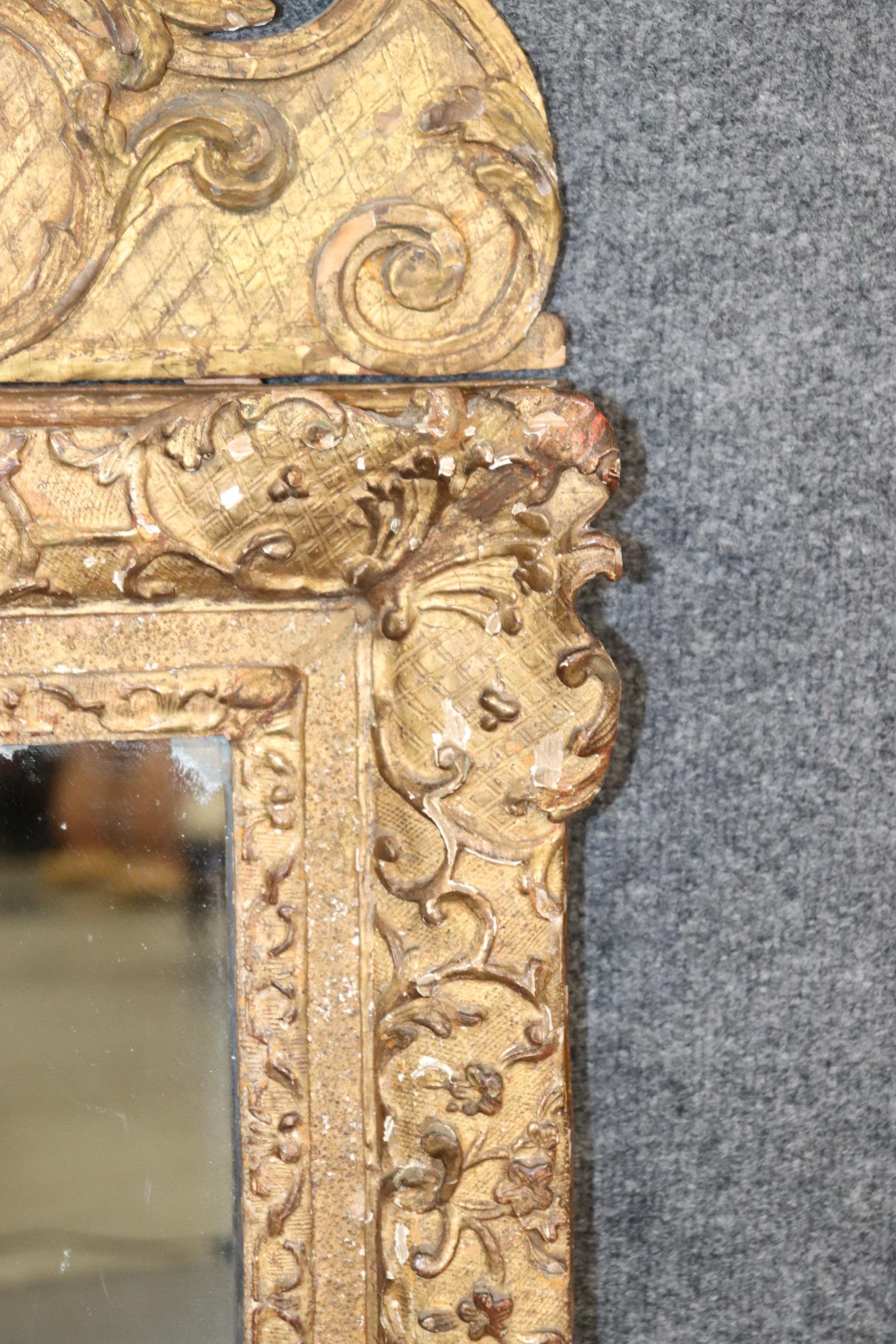 Noyer Très rare miroir d'époque Louis XIV en bois doré avec oiseaux, début du 18e siècle en vente