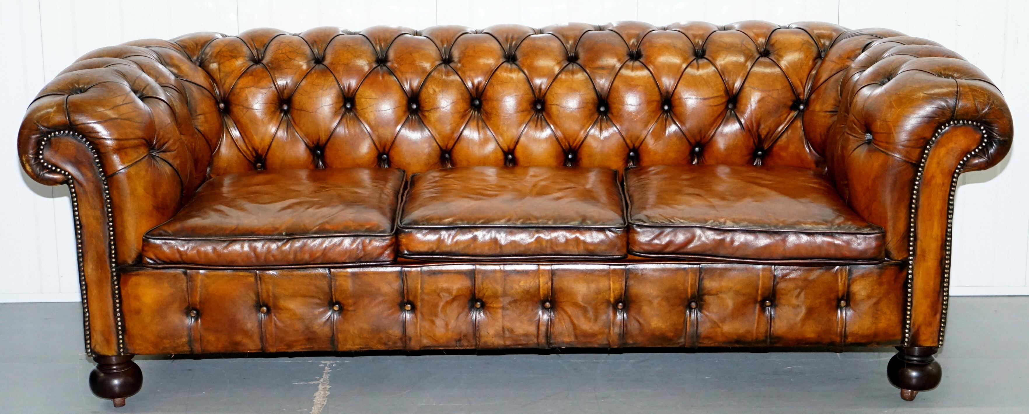 Very Rare Edwardian Fully Restored Hand Dyed Brown Leather Chesterfield Sofa (Britisch)