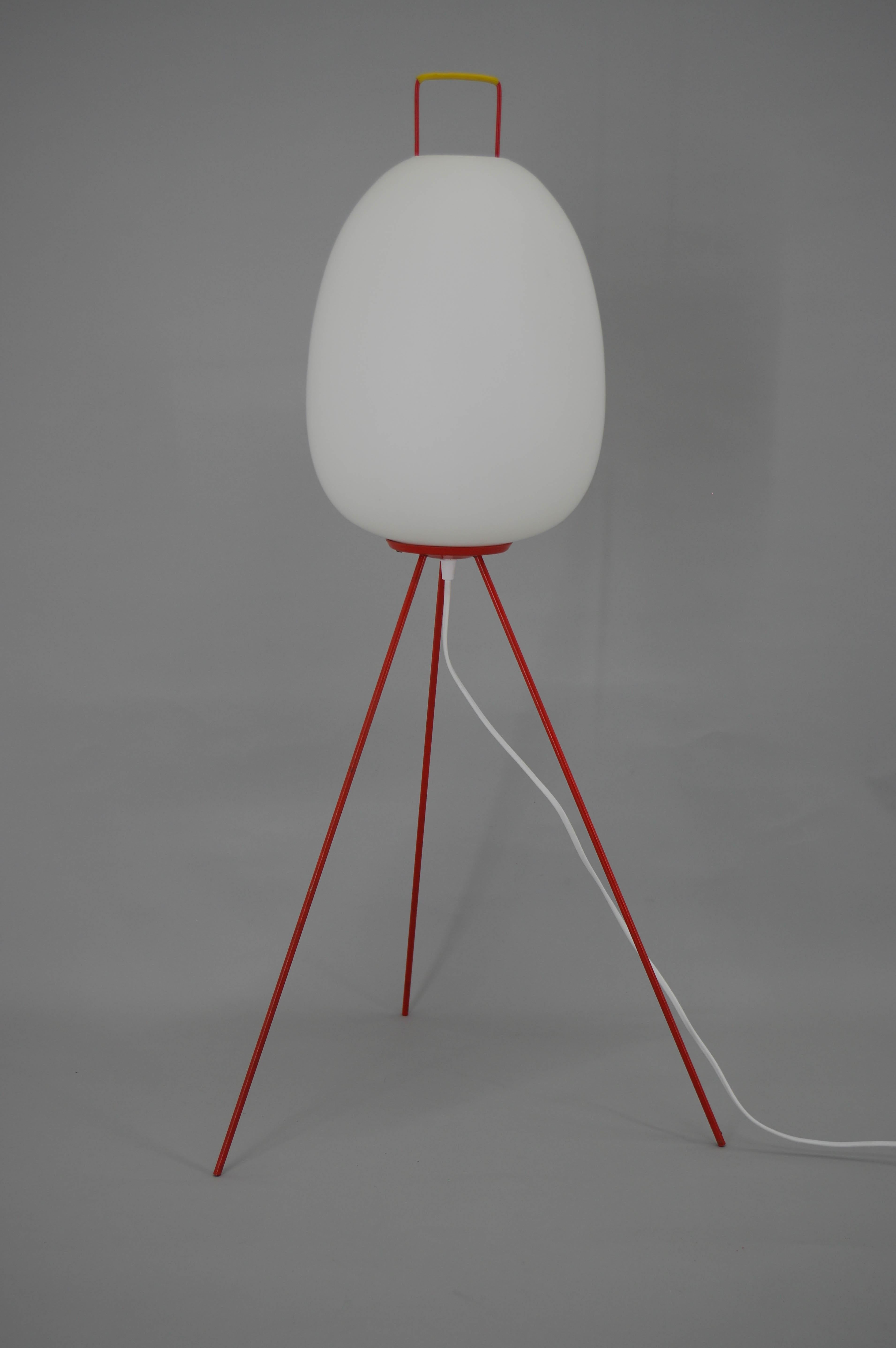 Very rare Egg floor lamp made in Czechoslovakia by Napako in 1960s.
Very good original condition.
1x100W, E25-E27 bulb
US plug adapter included
Shipping quote on request