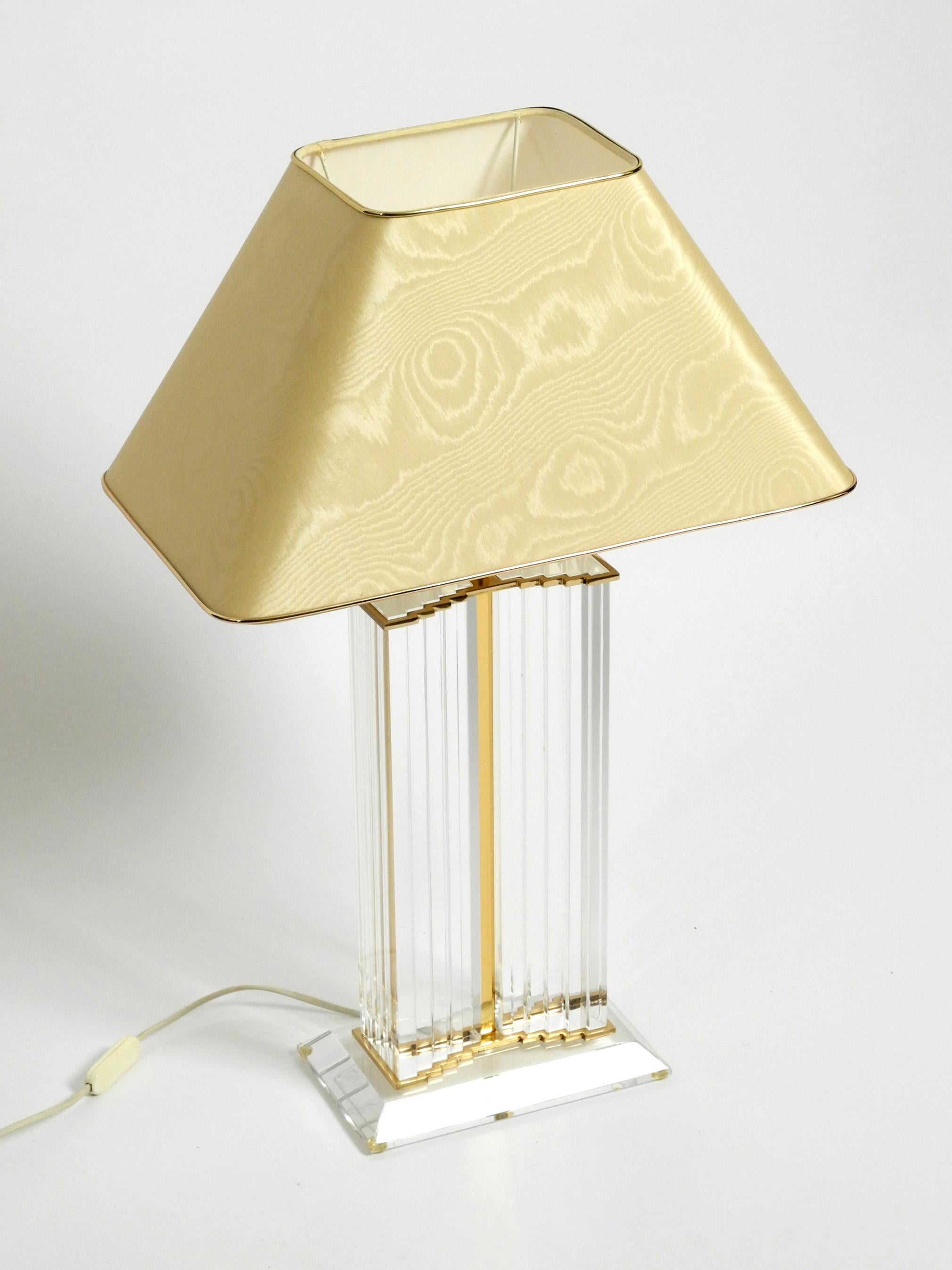 Sehr seltene elegante große Plexiglas-Tischlampe aus den 1970er Jahren mit Seidenschirm im Angebot 7