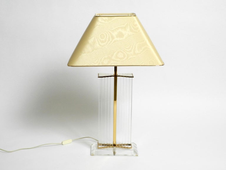 Très rare et élégante grande lampe de bureau en plexiglas des années 1970  avec abat-jour en soie En vente sur 1stDibs