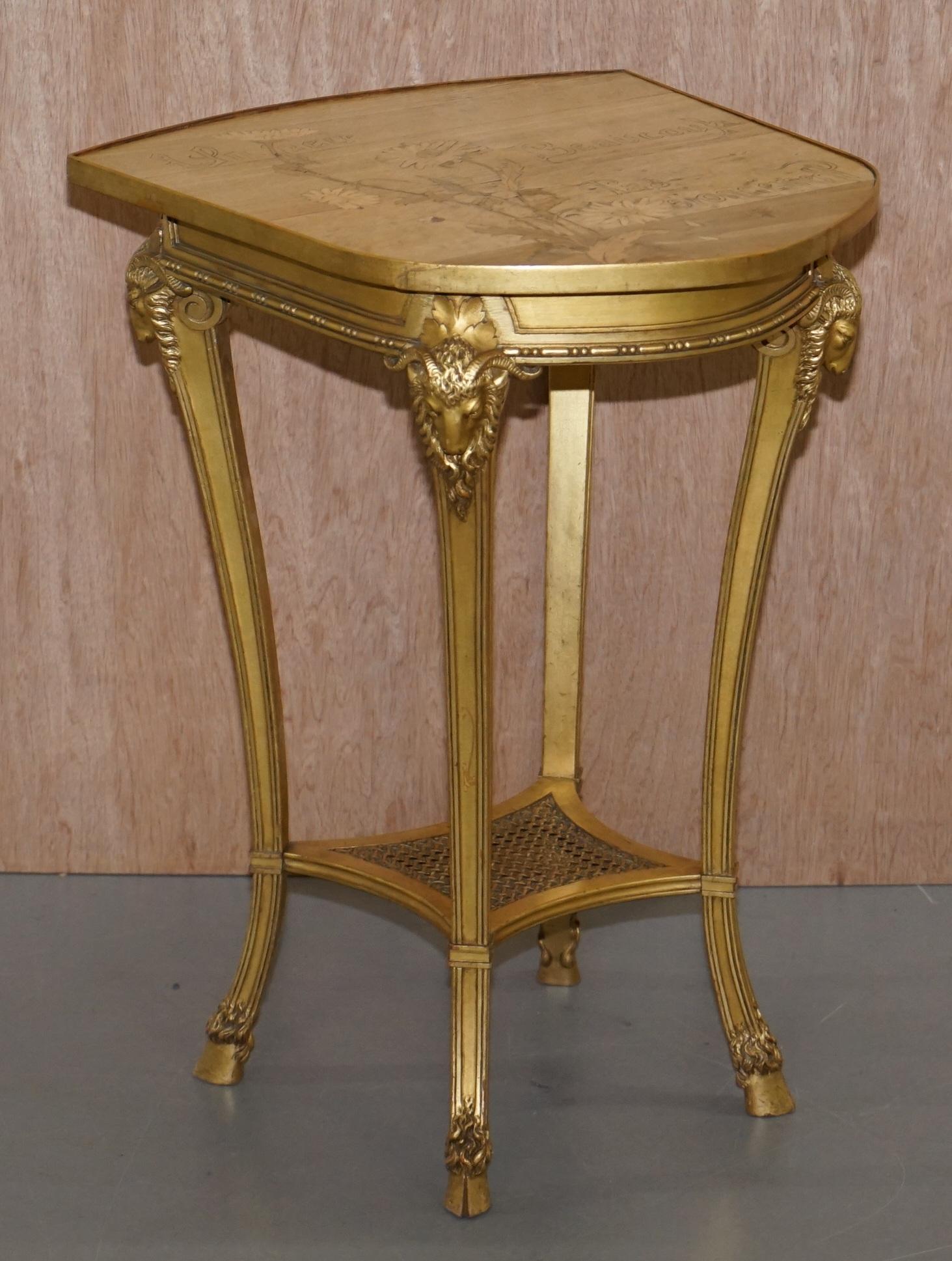 Wir freuen uns, diesen außerordentlich seltenen, von Emile Galle signierten Beistelltisch mit einem Sockel aus goldenem Giltwood Rams Head und einer floralen Tischplatte aus Musterholz mit der Aufschrift 