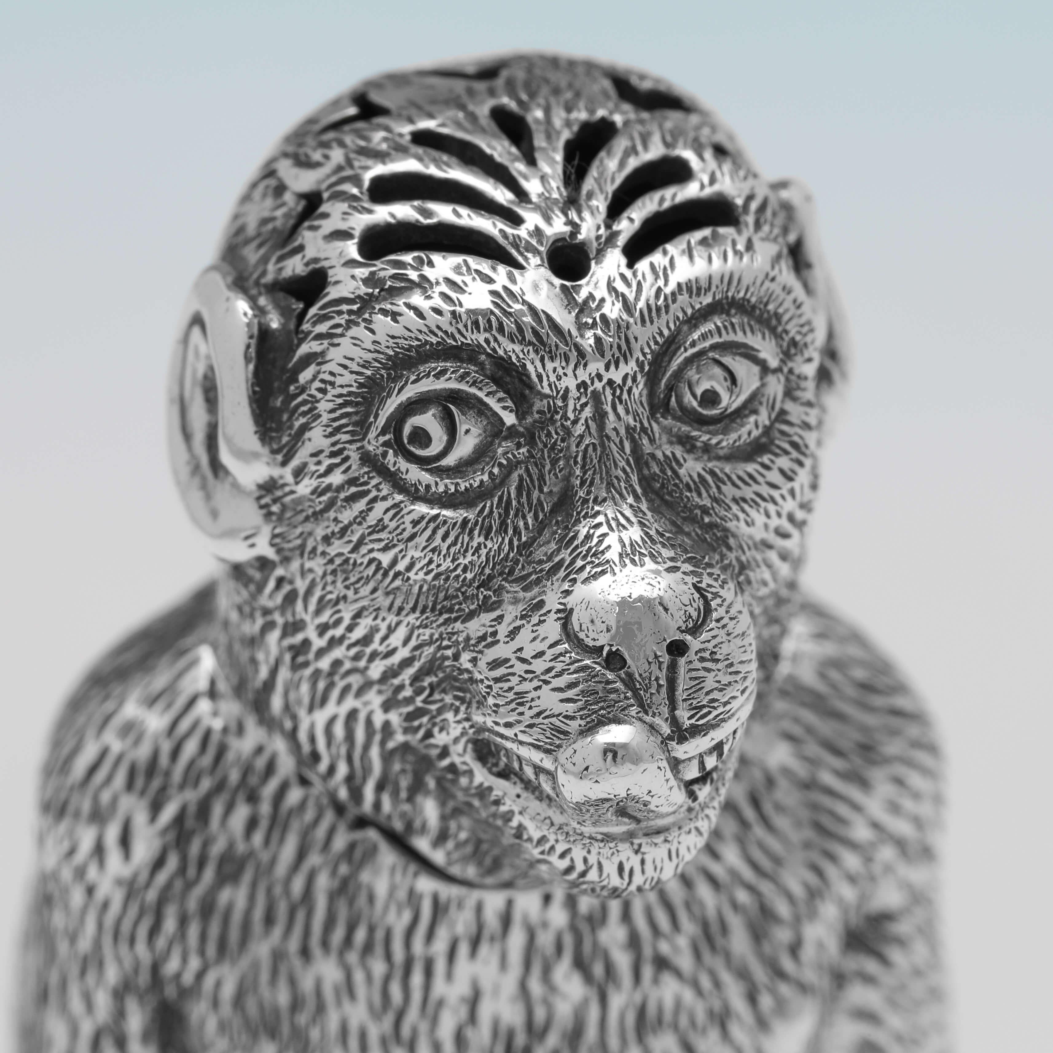 Très rare poivrière singe anglaise ancienne en argent sterling - Londres 1881 Bon état - En vente à London, London