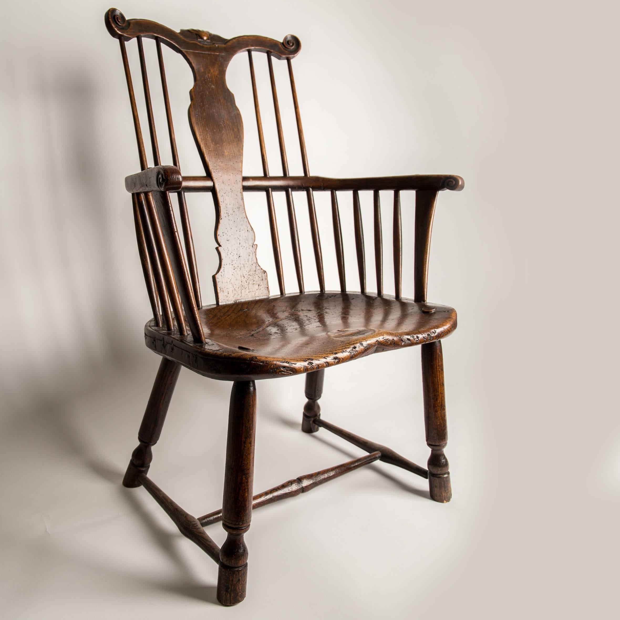 Thames Valley Fruitwood and Elm Windsor Chair, Early 18th Century In Good Condition In London, GB