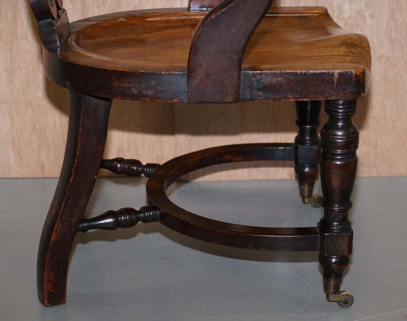 Rarissima sedia da capitano in noce vittoriana dell'Eton College, intagliata sul retro con la scritta EC in vendita 6