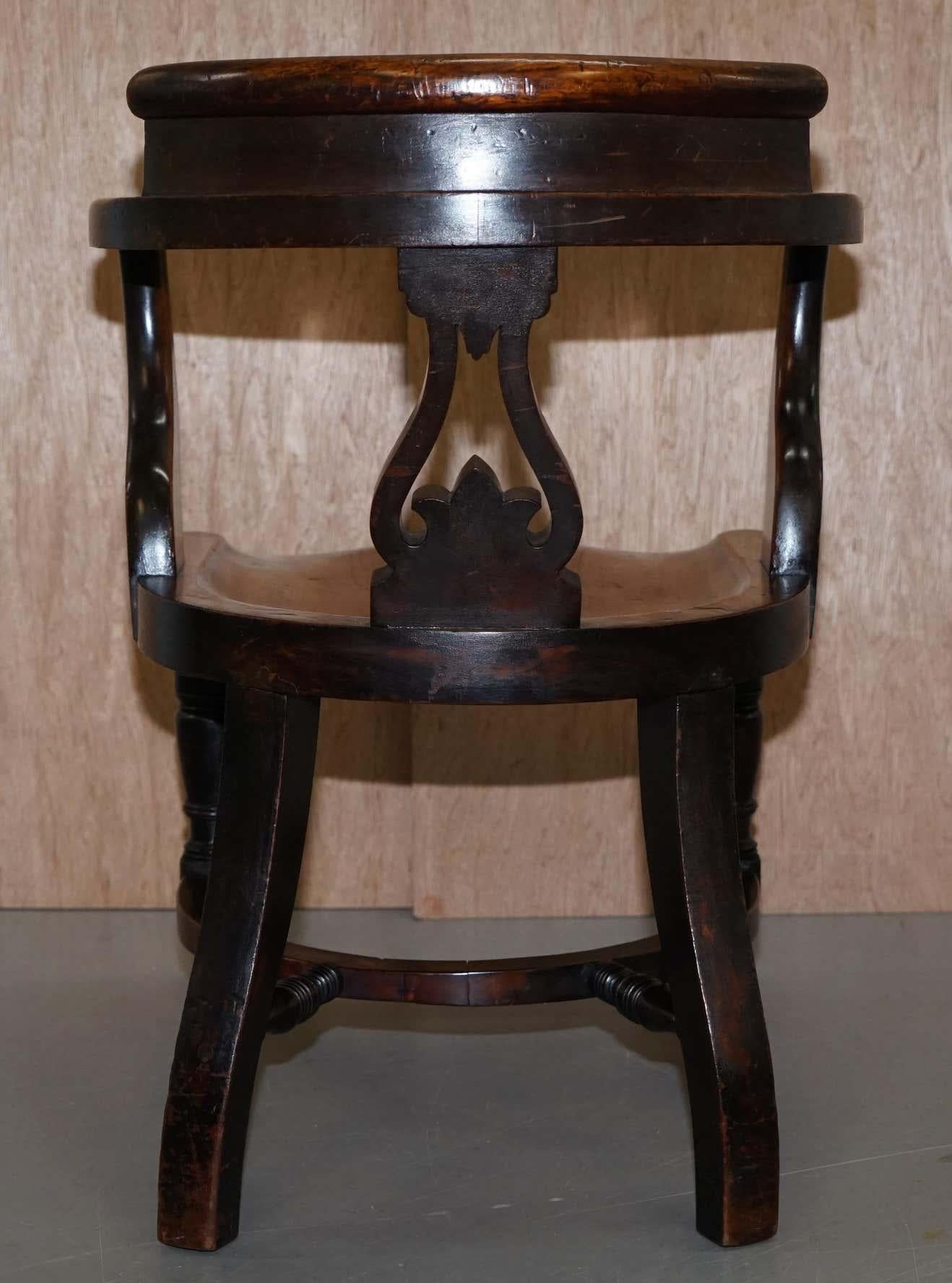 Très rares chaises de capitaine victoriennes d'Eton College en noyer sculpté avec EC à l'arrière en vente 9